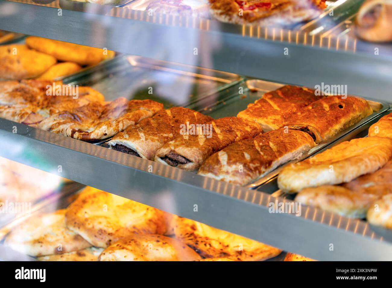 Georgianische Khachapuri-Sorten, gefülltes Fladenbrot, das in einer ... Georgianische Khachapuri-Sorten, gefülltes Fladenbrot, das in einer ...