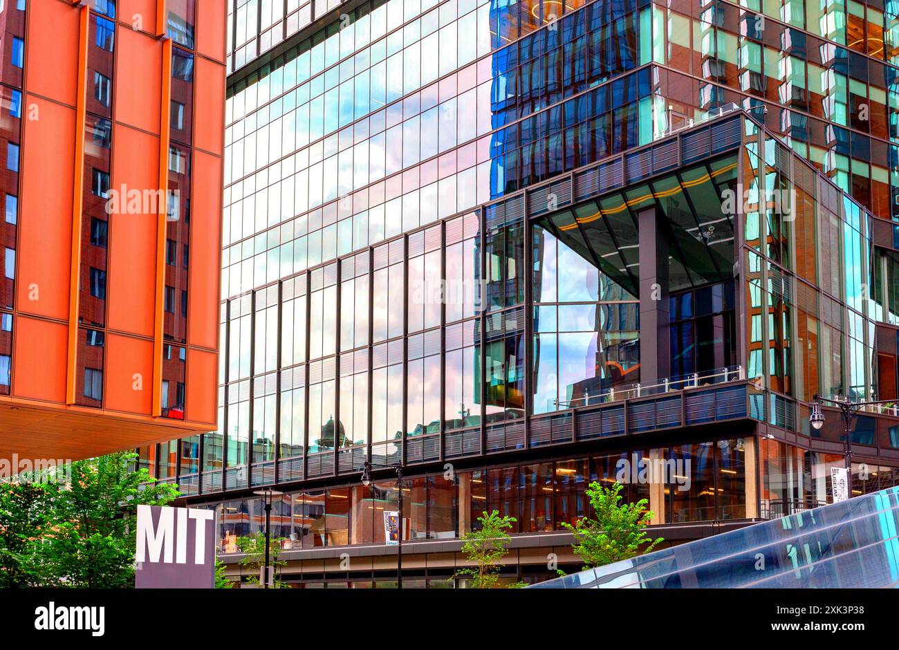 Cambridge Massachusetts, USA - 30. Juli 2023: Kendall Square und mit Building. Kendall Square ist ein international anerkanntes Innovationsviertel. Stockfoto