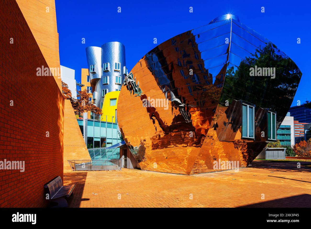 Cambridge, Massachusetts, USA - 8. November 2023: Stata Center, Ray and Maria Stata Center, Massachusetts Institute of Technology mit. Stockfoto