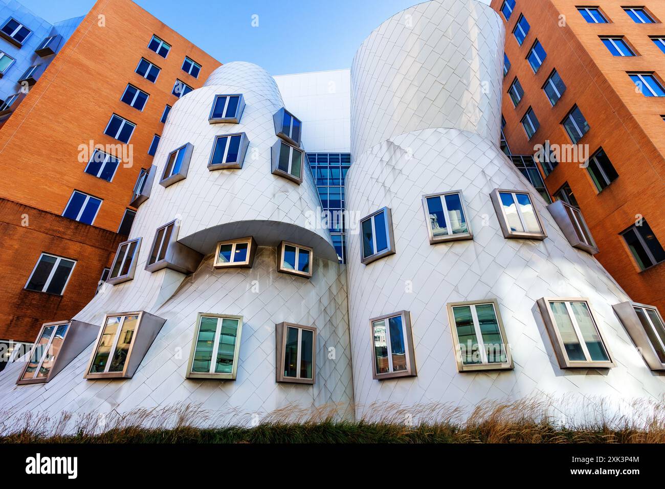 Cambridge, Massachusetts, USA - 8. November 2023: Stata Center, Ray and Maria Stata Center, Massachusetts Institute of Technology mit Campus. Stockfoto