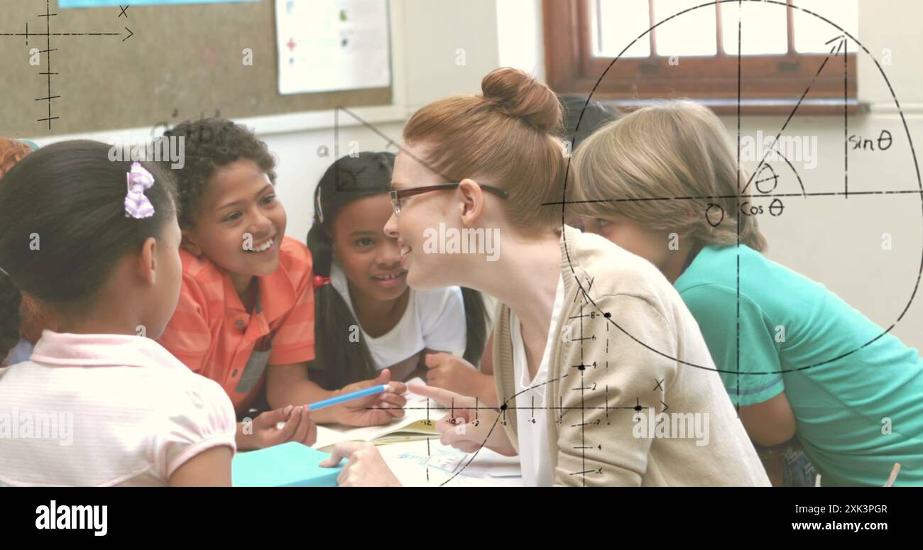 Bild von Mathematikformeln über verschiedene Schüler und Lehrerinnen, die in der Schule lernen Stockfoto