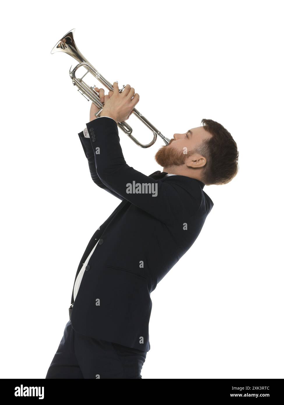 Schöner Musiker, der Trompete auf weißem Hintergrund spielt Stockfoto