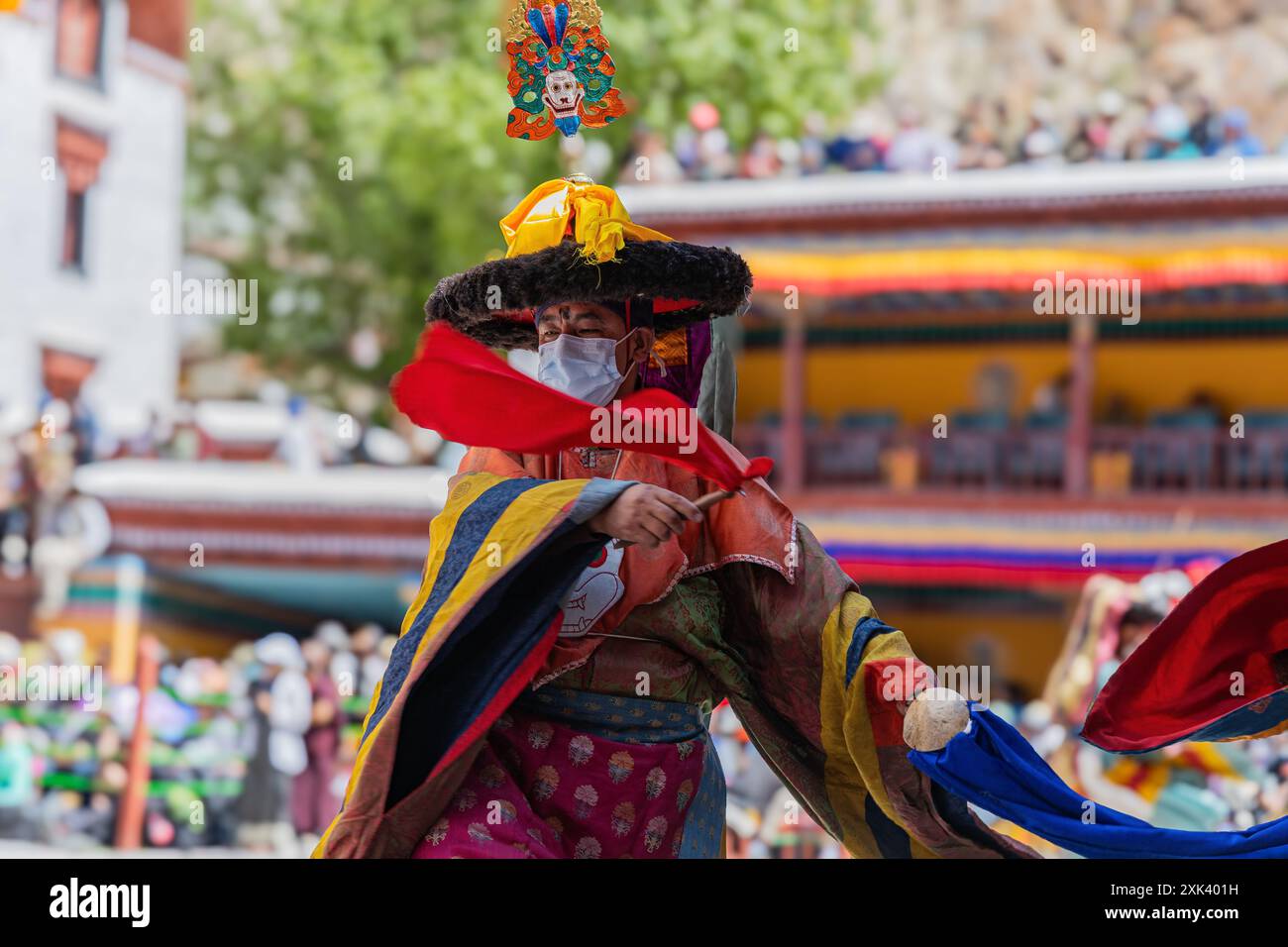 Farbenfroher Maskentanz, auch cham Dance genannt, wird im Hemis Kloster während des Hemis Festivals in Leh, Ladakh Indien am 17. Juni 2024 aufgeführt. Stockfoto