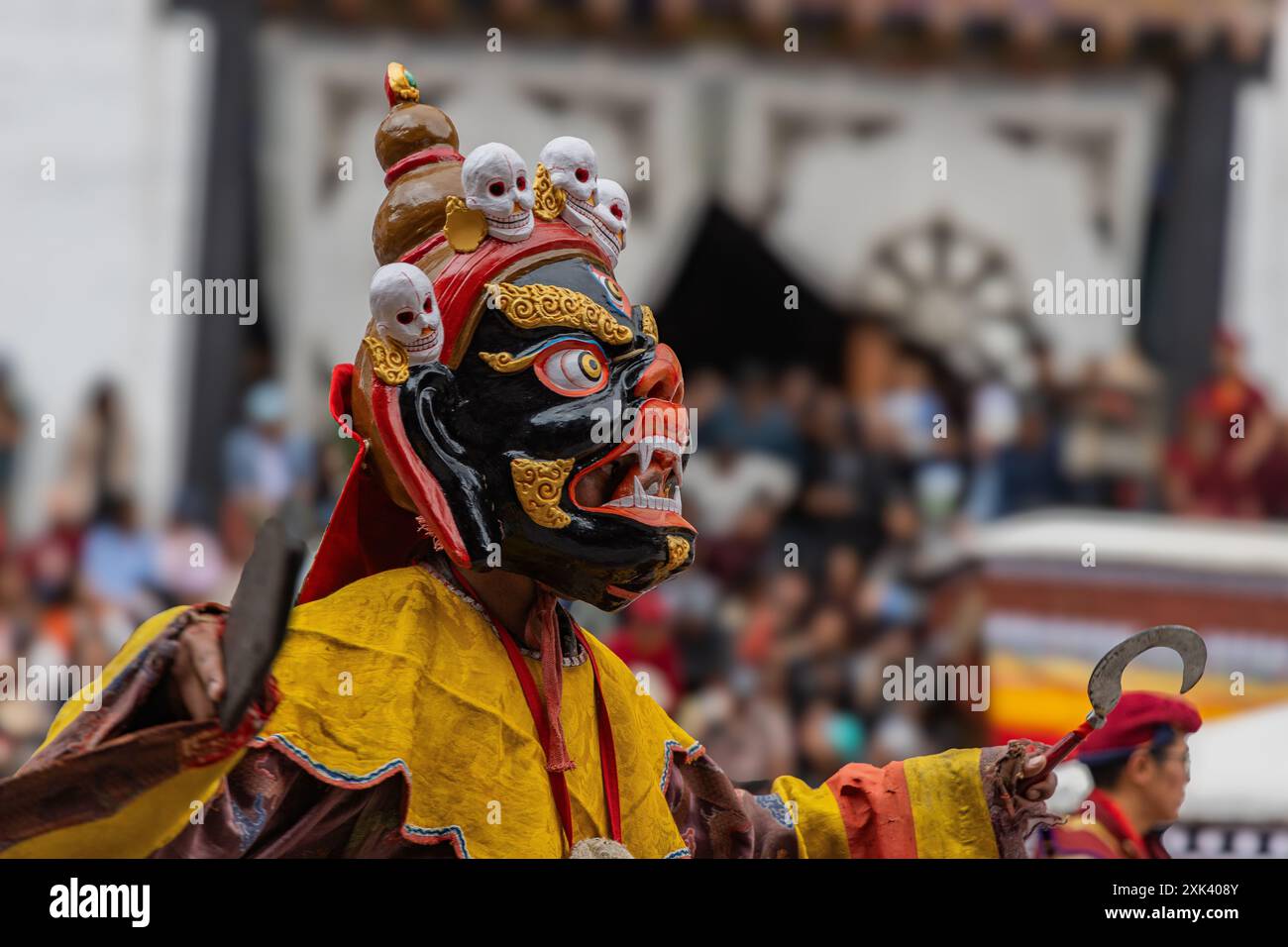 Farbenfroher Maskentanz, auch cham Dance genannt, wird im Hemis Kloster während des Hemis Festivals in Leh, Ladakh Indien am 17. Juni 2024 aufgeführt. Stockfoto