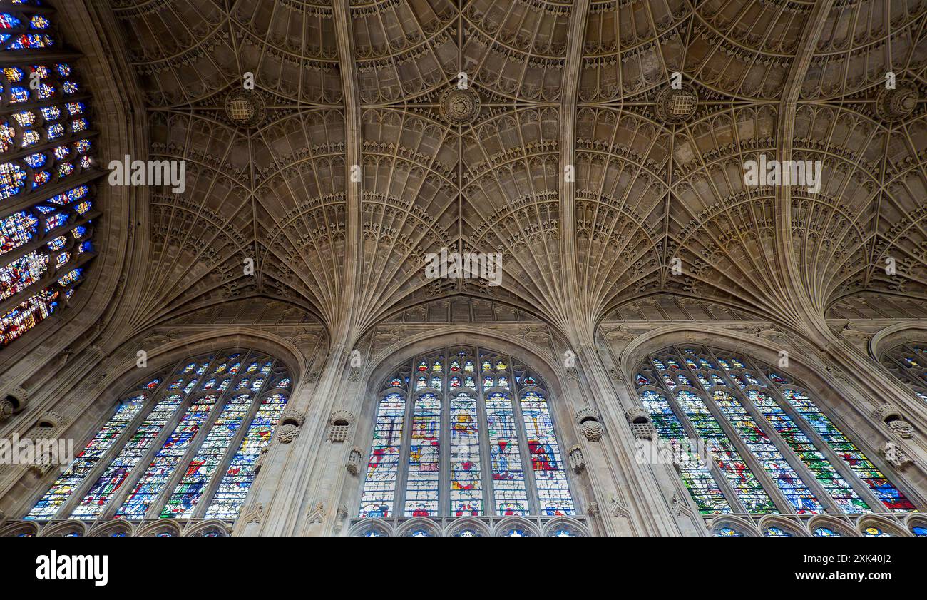 Fächergewölbe und Buntglasfenster in der King's College Chapel Cambridge, England, Großbritannien Stockfoto