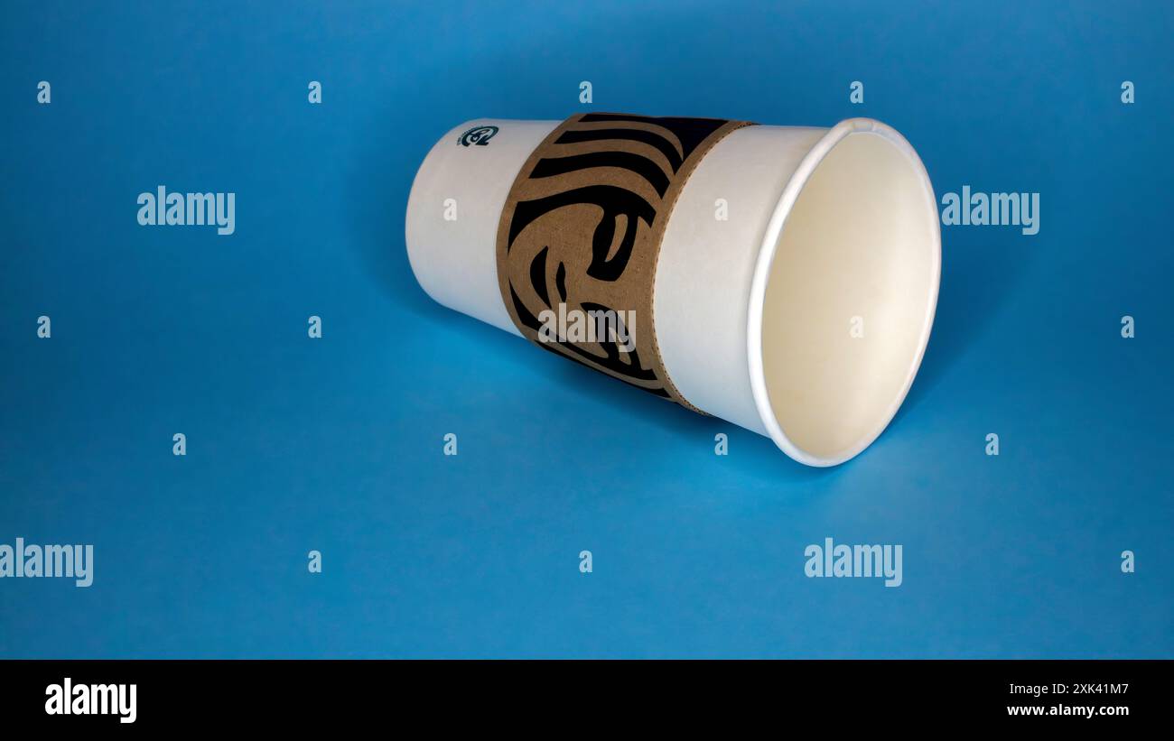 Starbucks Becher leer auf nahtlosem blauem Hintergrund mit Kopierraum Stockfoto