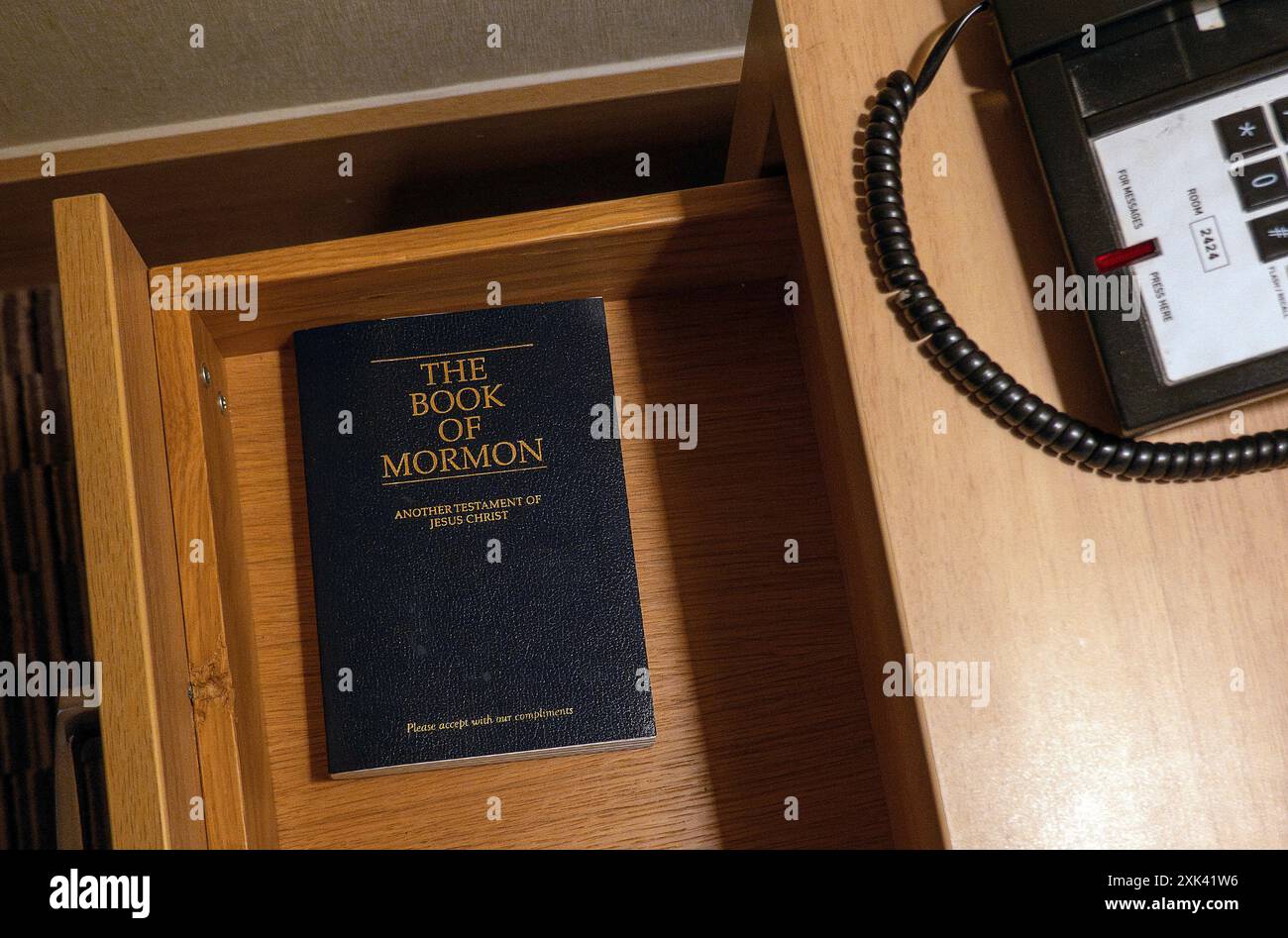 Das Buch Mormon in der Hotelschublade Stockfoto
