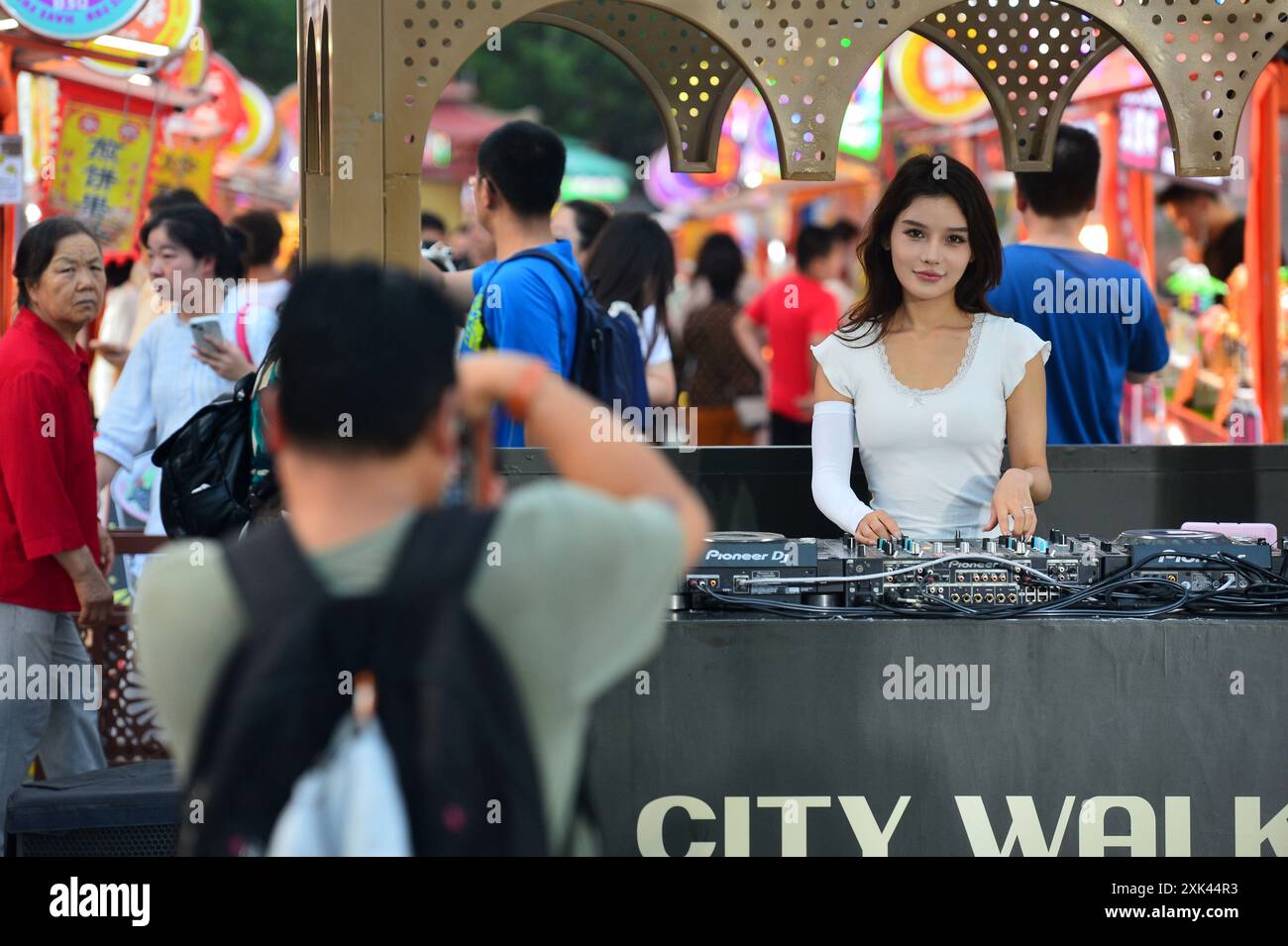 QINGDAO, CHINA - 20. JULI 2024 - Touristen machen Fotos von einer Straßenmusik-Vorstellung während des Shangjieli Beer Festivals im historischen und kulturellen Bereich Stockfoto