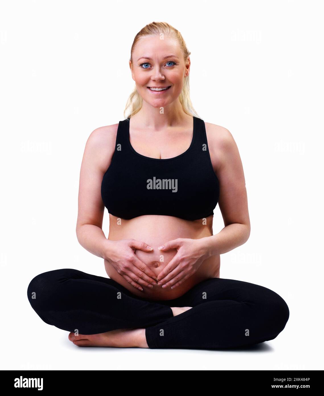 Glücklich, schwanger und Porträt der Frau im Atelier für Baby, Familie und Mutterschaft auf weißem Hintergrund. Hände am Magen, Schwangerschaft und isolierter Mensch Stockfoto