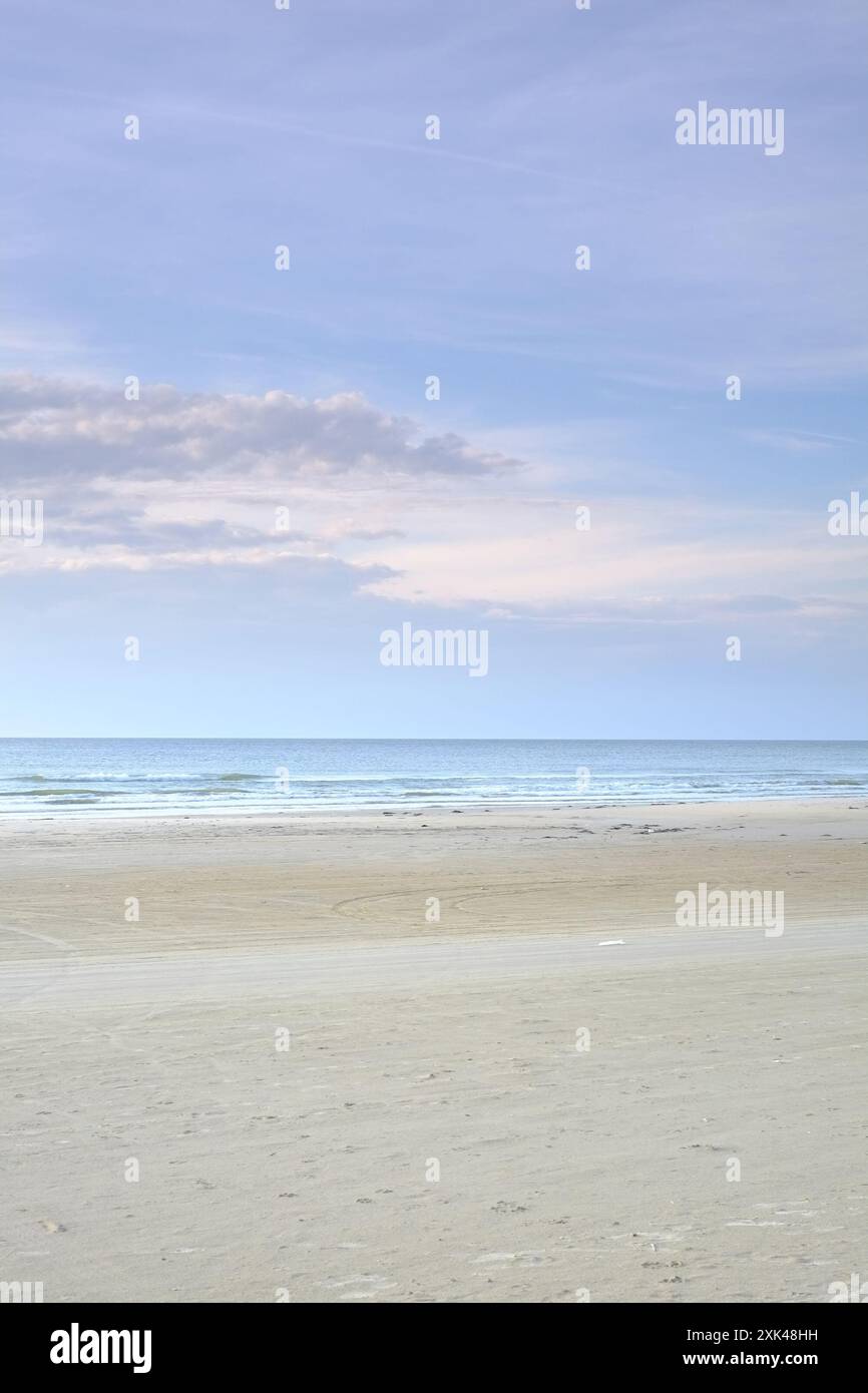 Horizont, Himmel und Sand mit Strandlandschaft für Reiseort, Urlaub und Urlaub in Dänemark. Wolken, Wasser oder Ozean mit natürlichem Hintergrund Stockfoto