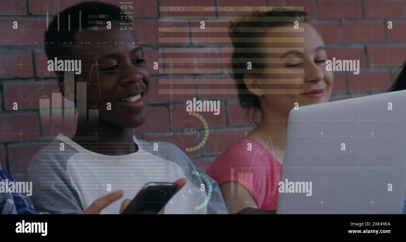 Bild der digitalen Schnittstelle mit Daten und Statistiken über eine Reihe lächelnder Sekundarschüler al Stockfoto