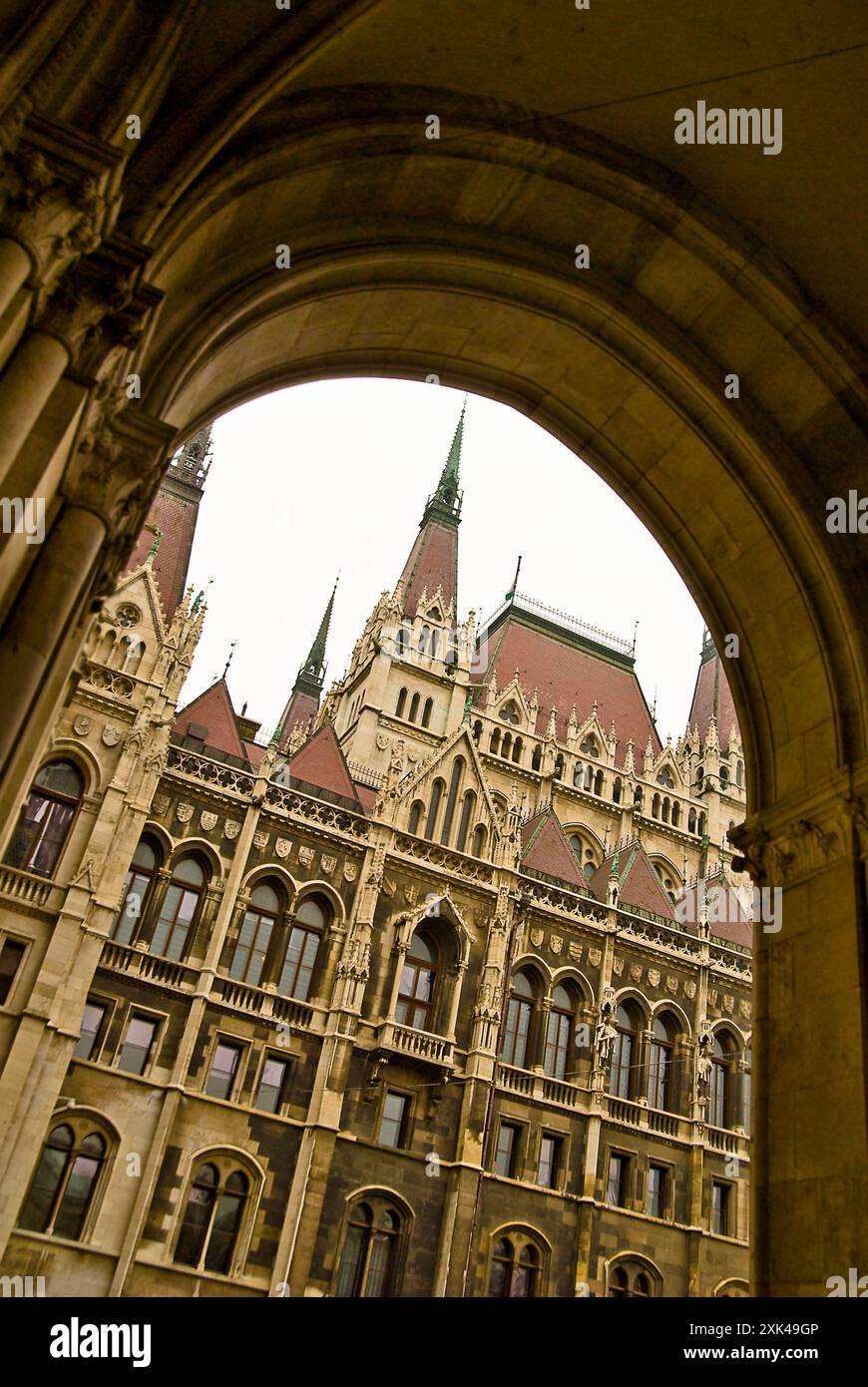 House of Parliament - das größte Gebäude des Landes - befindet sich am Donaudamm - neogotischer Stil - 691 Zimmer - Budapest, Ungarn Stockfoto
