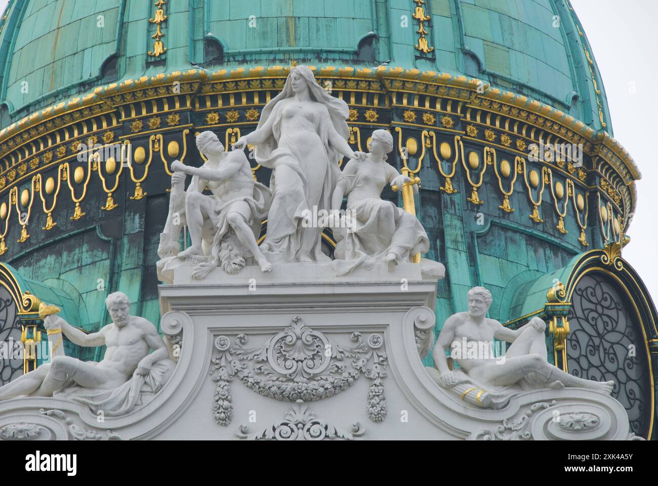 Hofburg Königsschloss (ehemaliges Kaiserschloss aus dem Jahre 1438) - Michaelis Tor (Vordereingang) - Skulpturendetails - Wien, Österreich Stockfoto
