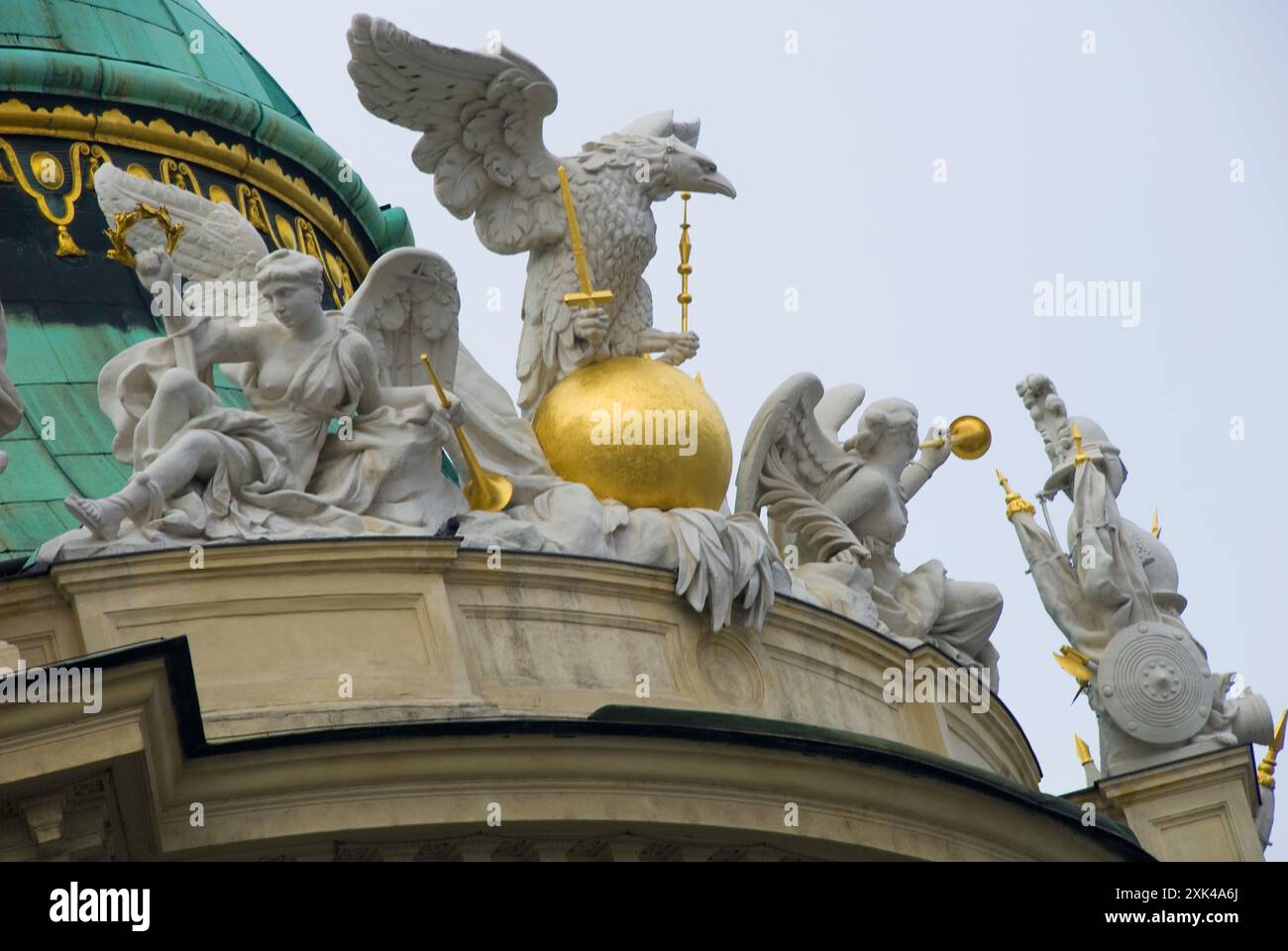 Hofburg Königsschloss (ehemaliges Kaiserschloss aus dem Jahre 1438) - Michaelis Tor (Vordereingang) - Skulpturendetails - Wien, Österreich Stockfoto