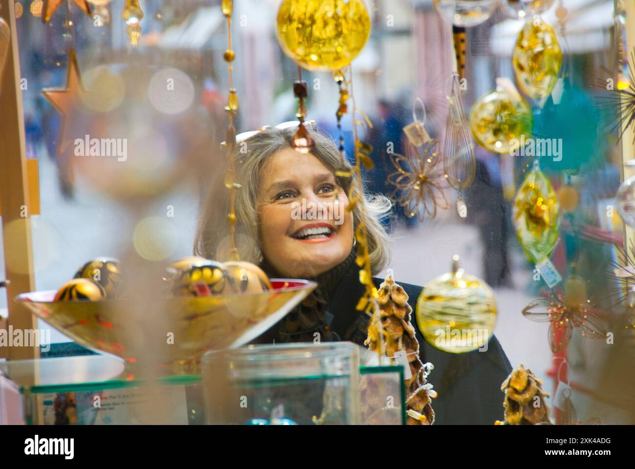 Reife Frau 'Schaufensterbummel' - Weihnachtsdekoration - Miltenberg, Deutschland Stockfoto