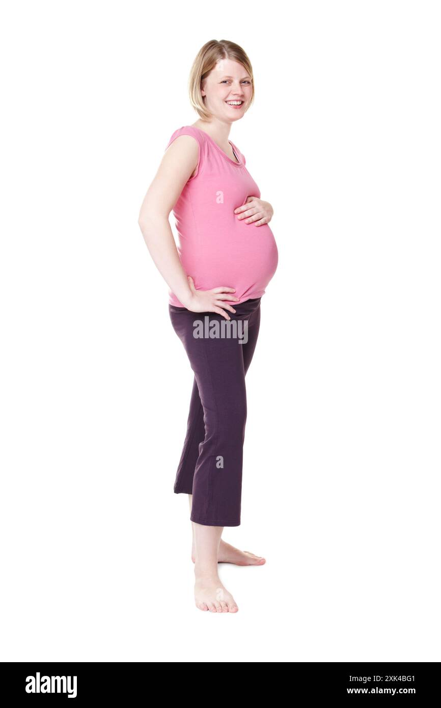 Glückliche Frau, Porträt oder Schwangerschaft im Studio mit gesundem Babywachstum, Wellness oder schwangere Person. Körperentwicklung, Lächeln oder stolze Mutter Stockfoto
