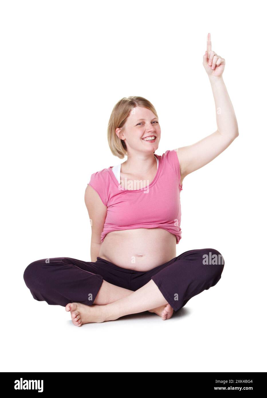 Hand hoch, Porträt und schwangere Frau im Studio mit Lächeln, gesundem Babywachstum und sicherer Schwangerschaft. Entwicklungsberatung, Antwort oder glückliche Mutter zeigt Stockfoto