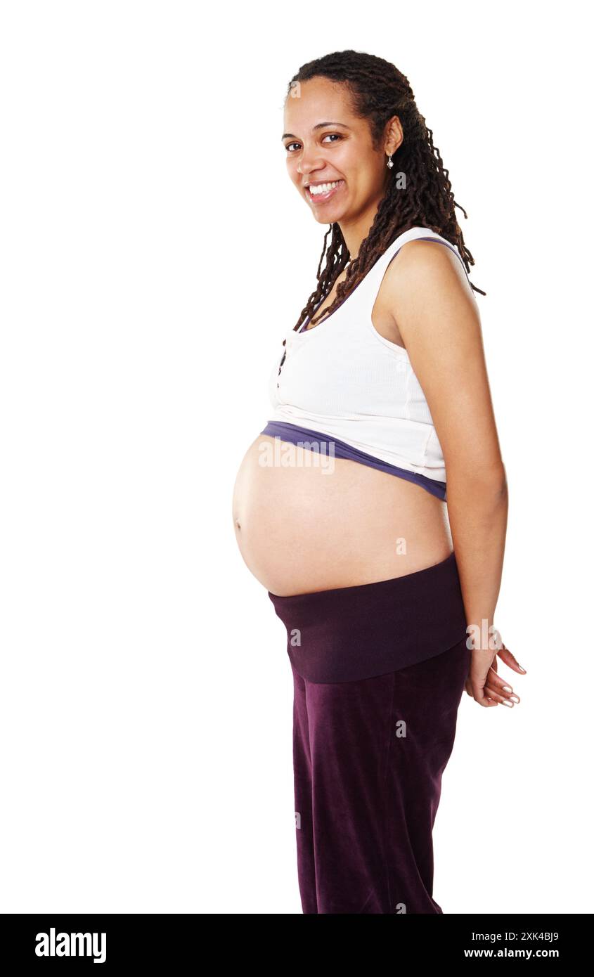 Schwarze Frau, Porträt oder Schwangerschaft im Studio mit Lächeln, gesundes Babywachstum oder schwangere Person. Entwicklung, glückliche oder stolze Mutter, um in der Seitenansicht zu sein Stockfoto