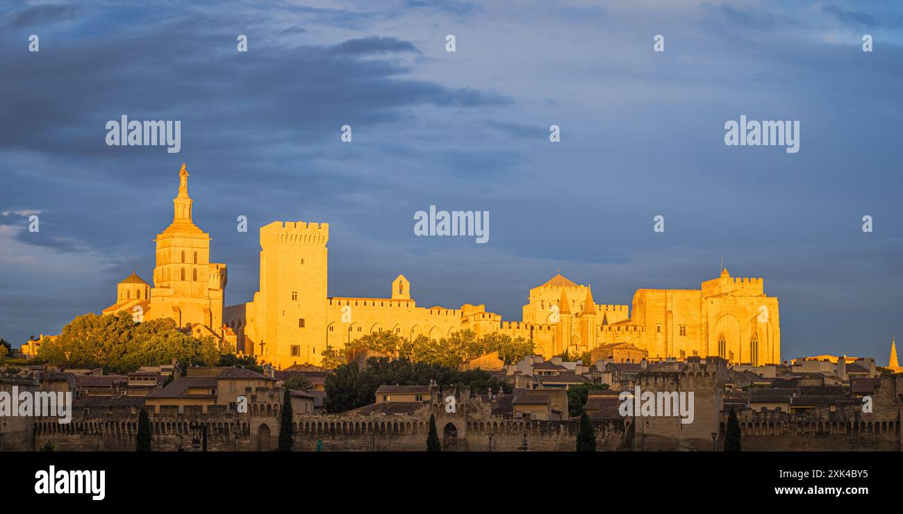 Ein 2:1-Bild eines Sommerabends mit dem letzten Licht des Tages strahlt auf die Kathedrale von Avignon (Cathédrale Notre-Dame des Doms d'Avignon), eine römische Katholikin Stockfoto