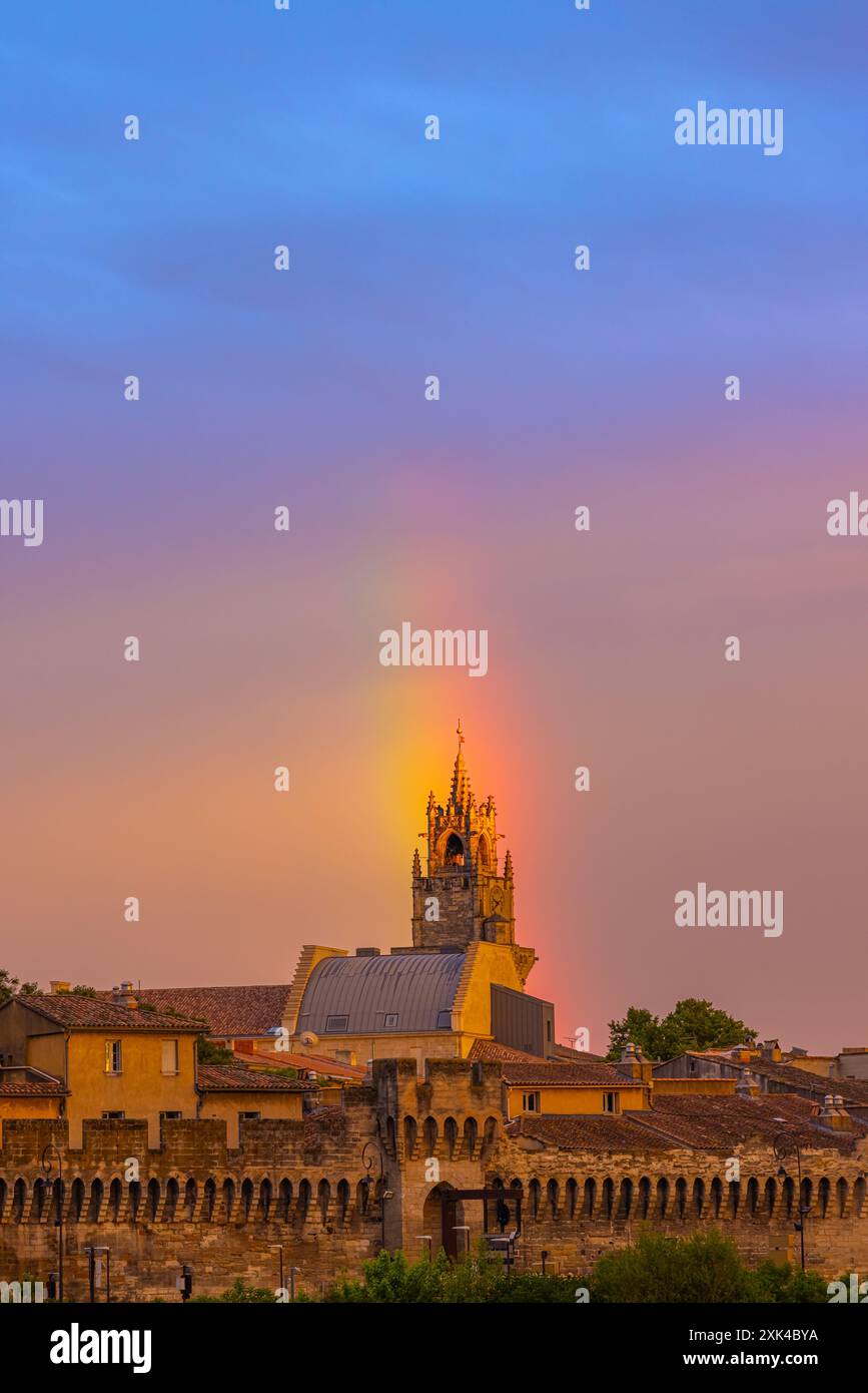 Ein Regenbogen bei Sonnenuntergang über der Kirche Saint Pierre, einer kleinen provenzalisch-gotischen Kathedrale aus dem Jahr 1358, die im Zentrum der Stadt Avignon steht Stockfoto