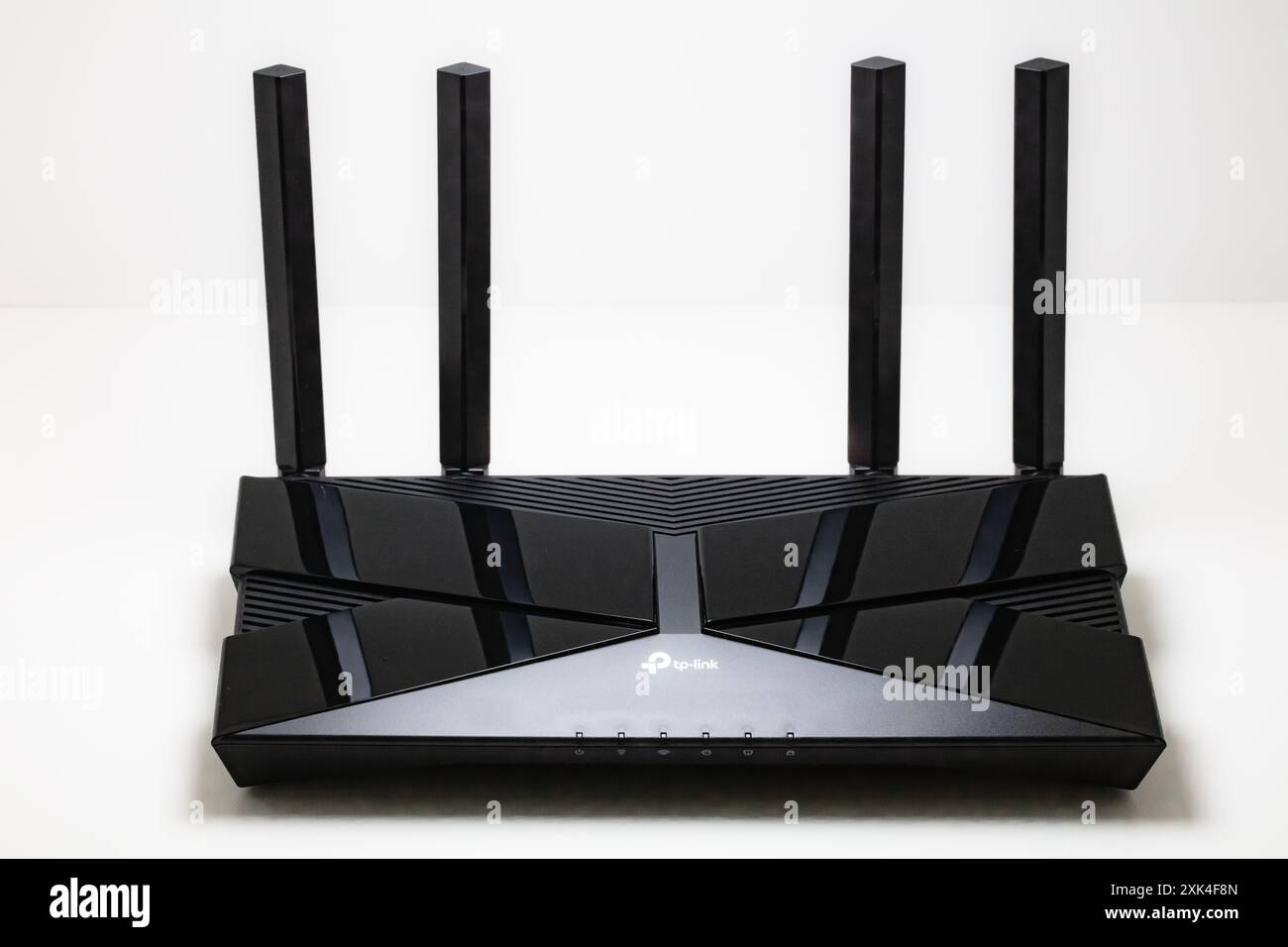Lemberg, Ukraine – 16. August 2024: TP-Link AX3000 Dual Band Gigabit Wi-Fi 6 Router Stockfoto