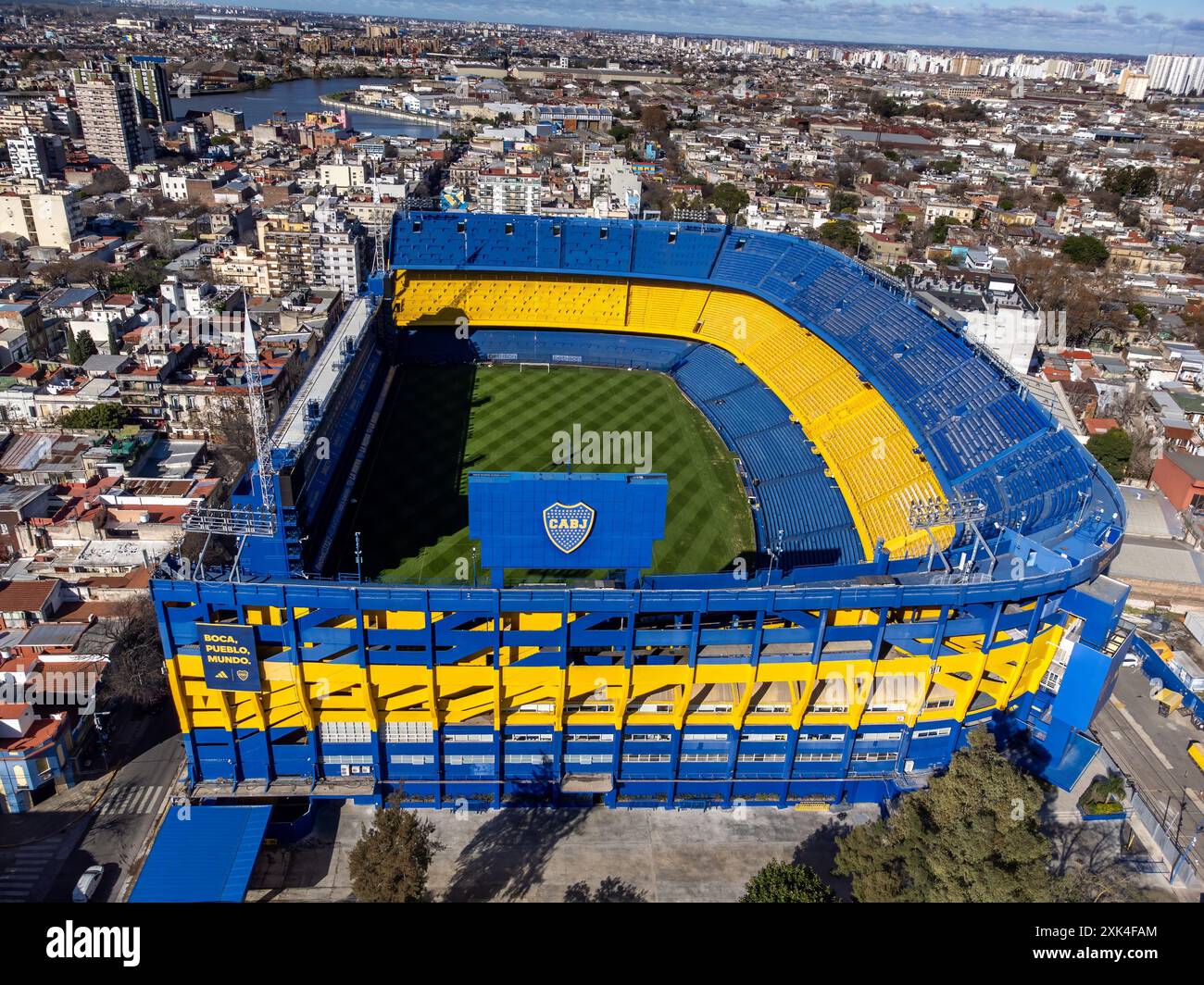 Drohnenaufnahme des Stadions La Bombonera, Heimat des Club Atletico Boca Juniors, im Viertel La Boca in Buenos Aires. Stockfoto