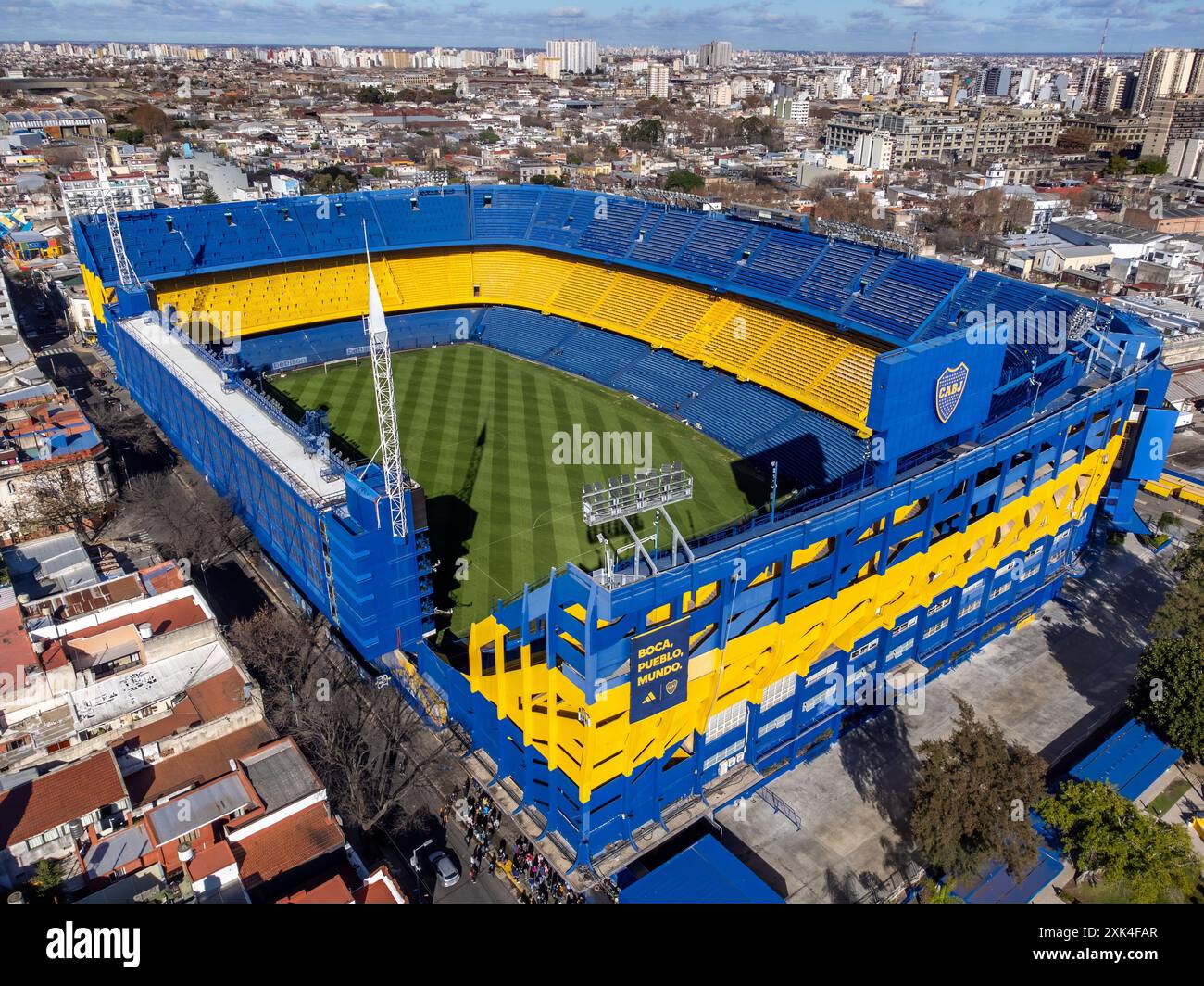Drohnenaufnahme des Stadions La Bombonera, Heimat des Club Atletico Boca Juniors, im Viertel La Boca in Buenos Aires. Stockfoto