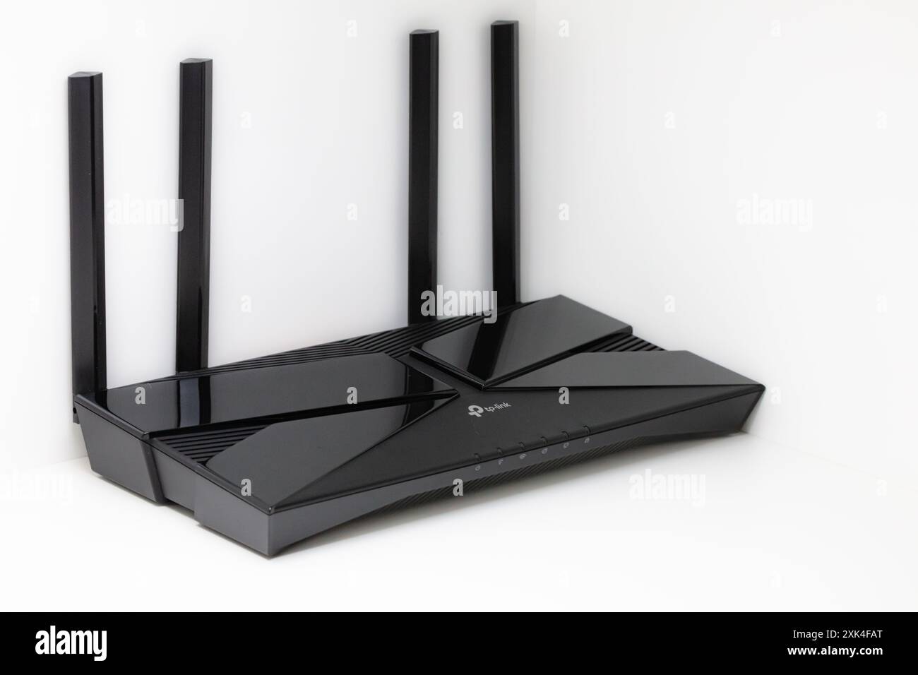 Lemberg, Ukraine – 16. August 2024: TP-Link AX3000 Dual Band Gigabit Wi-Fi 6 Router Stockfoto