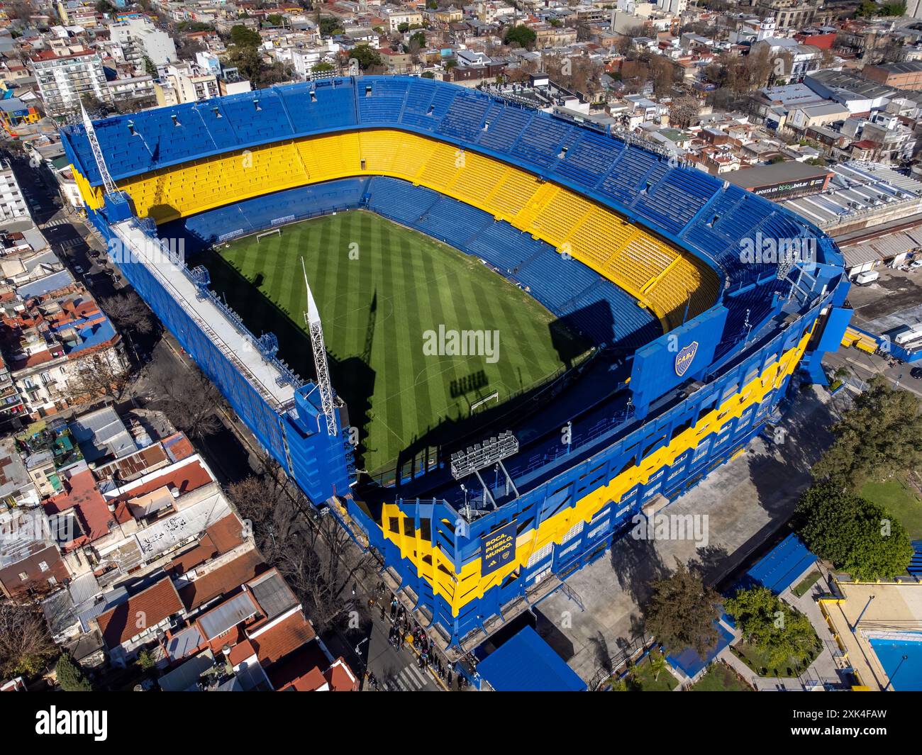 Drohnenaufnahme des Stadions La Bombonera, Heimat des Club Atletico Boca Juniors, im Viertel La Boca in Buenos Aires. Stockfoto