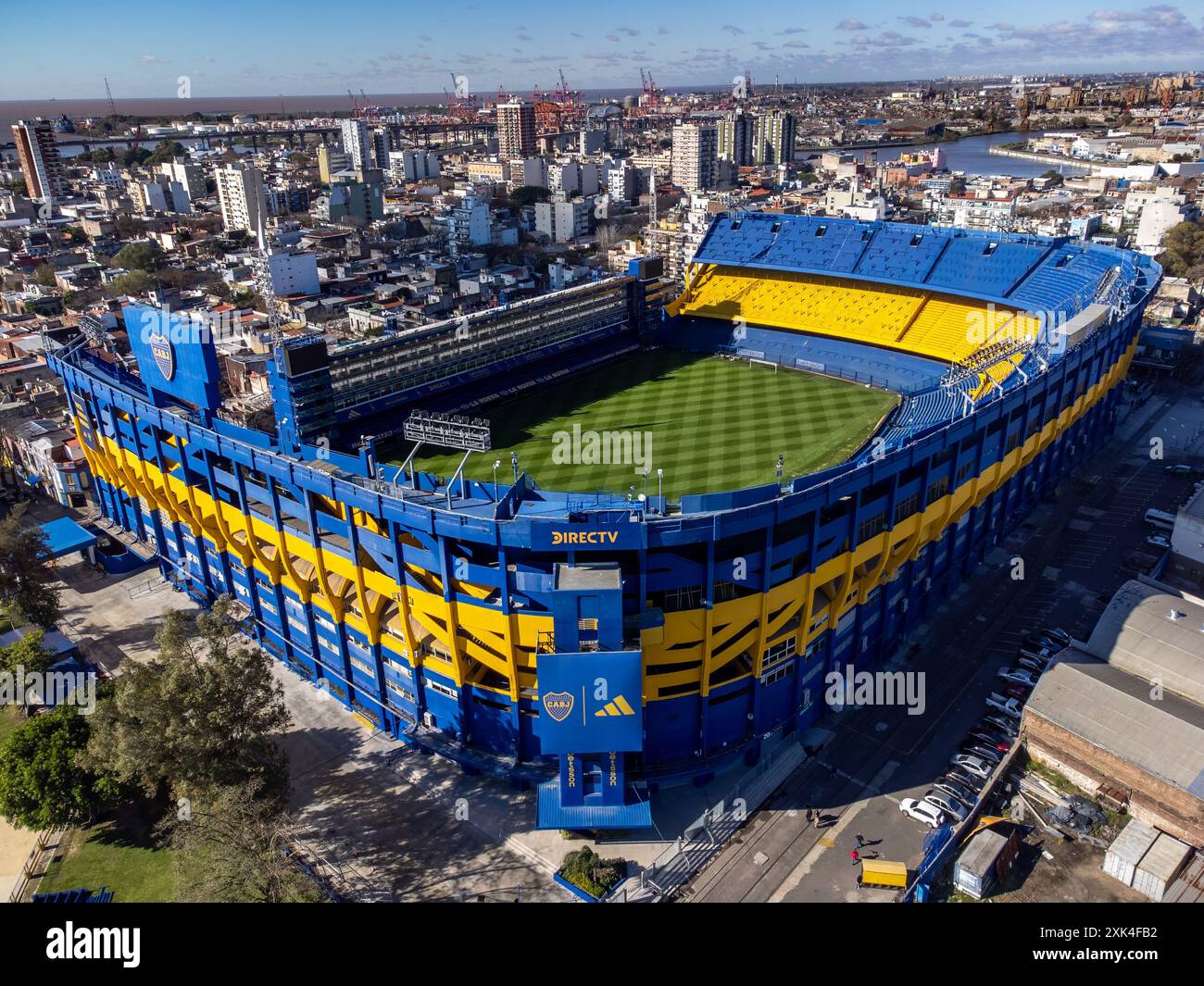 Drohnenaufnahme des Stadions La Bombonera, Heimat des Club Atletico Boca Juniors, im Viertel La Boca in Buenos Aires. Stockfoto