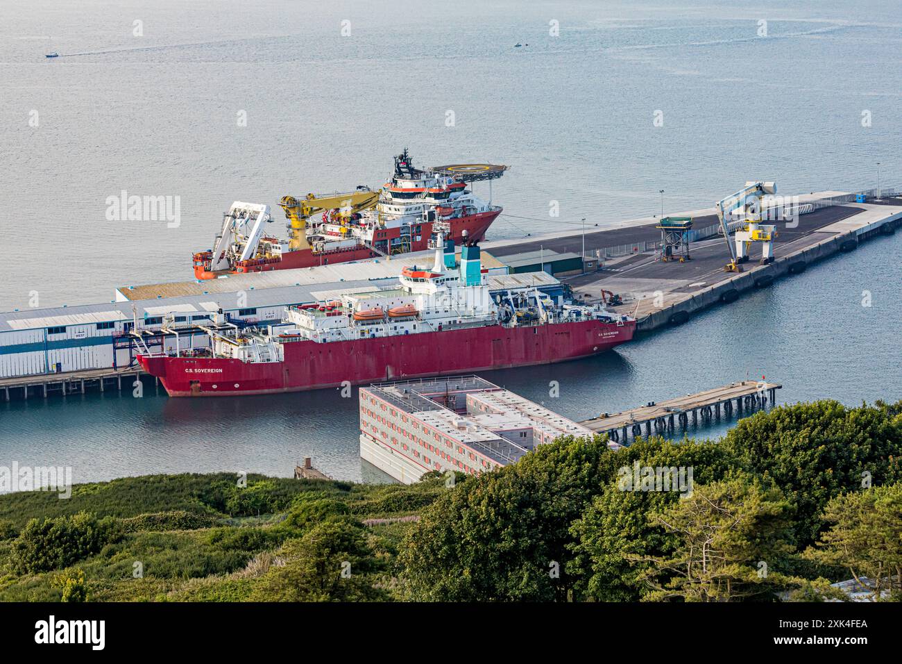 Allgemeiner Blick von oben auf das Bibby Stockholm Asylbewerber Barge / Flüchtlingsschiff am Portland Port in der Nähe von Weymouth. Dorset, England, Großbritannien Stockfoto