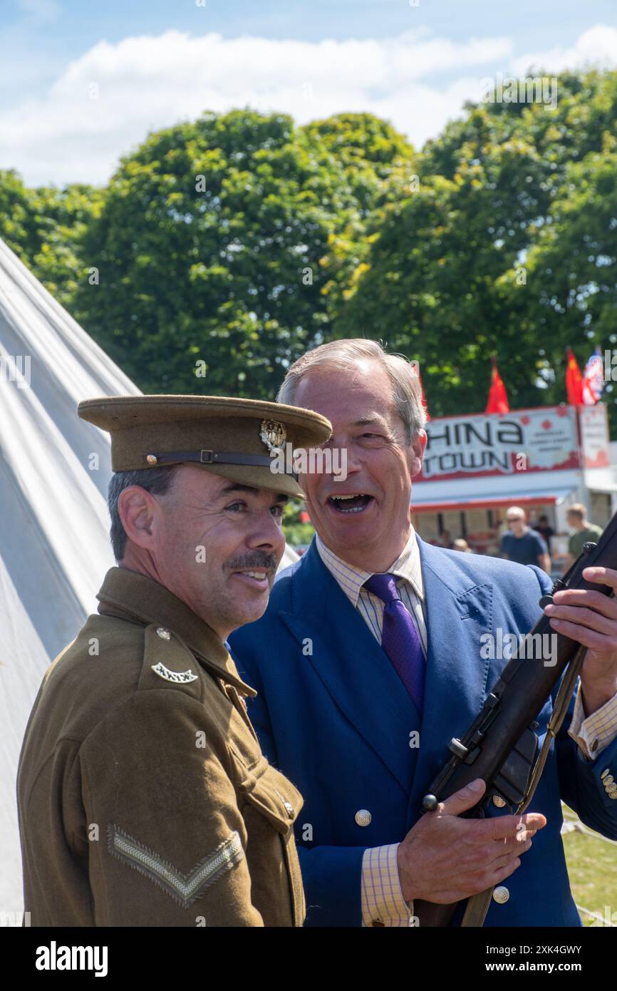 COLCHESTER ENGLAND 29. Juni 2024: Nigel Farage mit Kriegsgewehr und Nachstellung Enusiast Stockfoto