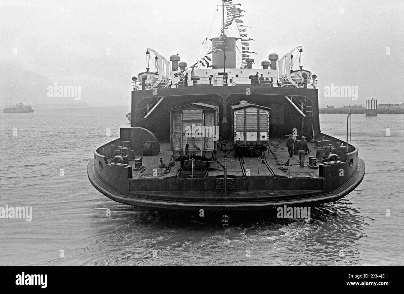 Ein Blick auf eine Fähre aus den 1950er Jahren, die von Folkestone, Kent, England, Großbritannien über den Ärmelkanal nach Boulogne in Nordfrankreich fährt. Vier Güterwaggons konnten an Bord untergebracht werden. Stockfoto