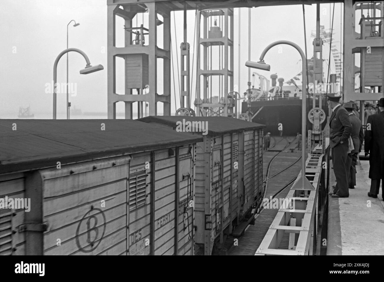 Ein Blick auf ein Fährschiff aus den 1950er Jahren, das in Folkestone, Kent, England, Großbritannien, geladen wurde, bevor es den Ärmelkanal überquerte und nach Boulogne in Nordfrankreich fuhr. An Bord der Fähre konnten vier Güterwaggons untergebracht werden. Stockfoto