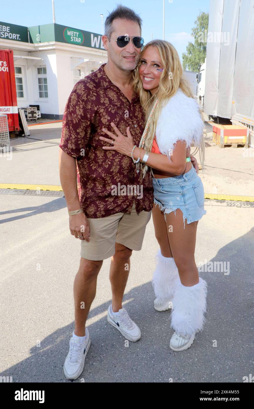 Loona mit Partner Mark van der Waal bei der 90er Super Show 2024 auf der Horner Rennbahn. Hamburg, 20.07.2024 *** Loona mit Partner Mark van der Waal auf der 90er Jahre Super Show 2024 auf der Horner Rennbahn Hamburg, 20 07 2024 Foto:xgbrcix/xFuturexImagex supershow 4720 Stockfoto
