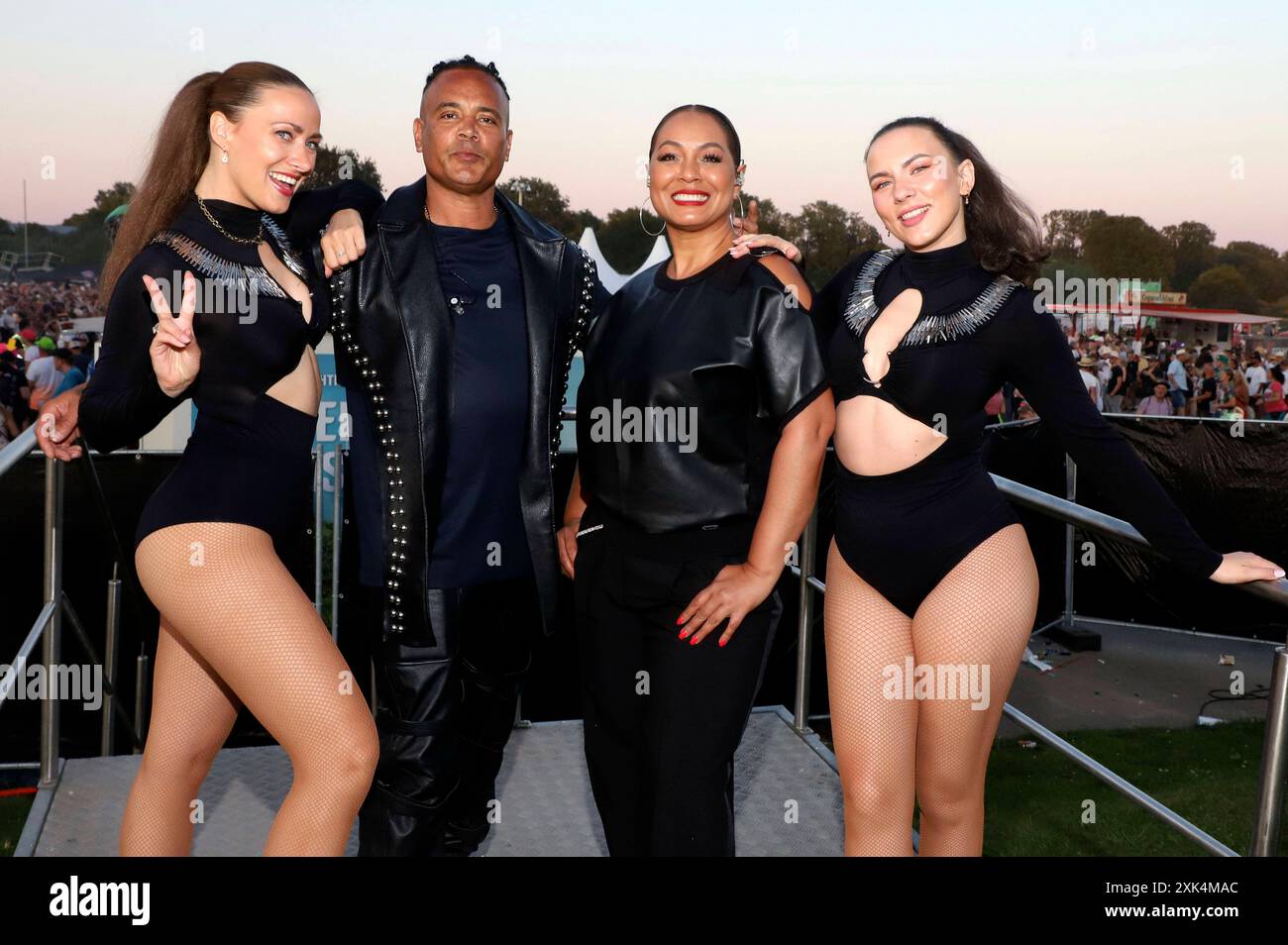 Ray Slijngaard und Michele Karamat Ali von 2 Unlimited mit Backgroundsängerinnen bei der 90er Super Show 2024 auf der Horner Rennbahn. Hamburg, 20.07.2024 *** Ray Slijngaard und Michele Karamat Ali von 2 Unlimited mit Begleitsängern auf der 90er Jahre Super Show 2024 auf der Horner Rennbahn Hamburg, 20 07 2024 Foto:xgbrcix/xFuturexImagex supershow 4745 Stockfoto