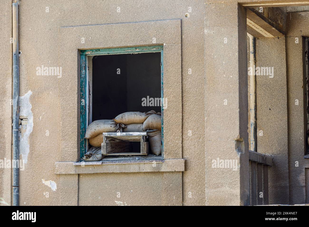 20. Juli 2024, Nicosia, Nicosia, Zypern: Ein verlassenes Haus, das während des Krieges 1974 als Verteidigungspunkt genutzt wurde, ist am 20. Juli 2024 in der Nähe des Ledra Palace Checkpoints in Nicosia, Zypern zu sehen. Die Grüne Linie (oder Pufferzone) trennt die Insel seit 1963 als erste Maßnahme, um Feindseligkeiten zwischen griechisch-zypriotischen und türkisch-zypriotischen Volksgruppen zu verhindern. aber seit der türkischen Invasion im Jahr 1974 fungiert sie als de-facto-Grenze zwischen der Republik Zypern und der selbst erklärten "Türkischen Republik Nordzypern", die nur die Türkei als legitimen Staat anerkennt. (Kreditbild: © Kostas Pikoulas/ZUMA PR Stockfoto