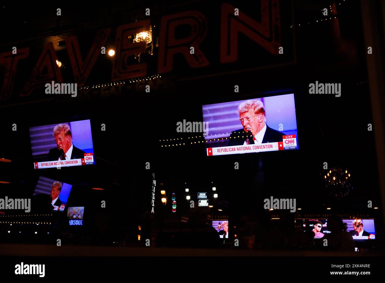 Milwaukee, Wisconsin, USA. Juli 2024. Der ehemalige Präsident Donald J. Trump spricht am letzten Tag des Republican National Convention (RNC) in Milwaukee, Wisconsin. Der Kongress ging trotz des Attentats gegen Trump planmäßig weiter und schloss mit ihm die Annahme der Präsidentschaftskandidaten seiner Partei ab. (Credit Image: © Jeremy Hogan/SOPA Images via ZUMA Press Wire) NUR REDAKTIONELLE VERWENDUNG! Nicht für kommerzielle ZWECKE! Stockfoto