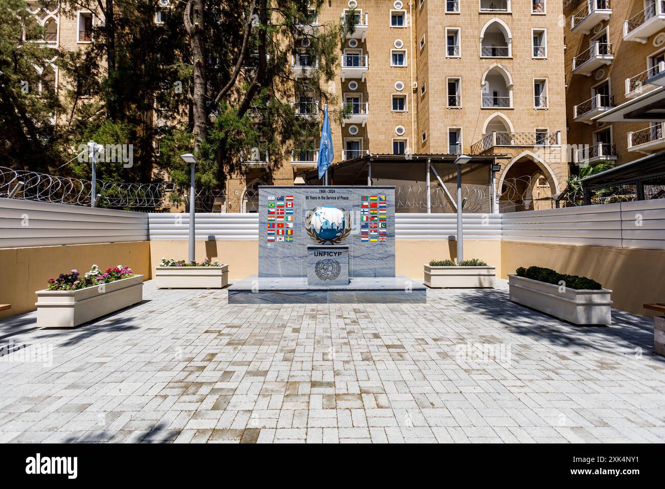 Am 20. Juli 2024 befindet sich vor dem Hotel Ledra Palace in Nicosia, Zypern, ein Denkmal für den 60-jährigen UNFICYP-Dienst auf Zypern. Die Grüne Linie (oder Pufferzone) trennt die Insel seit 1963 als erste Maßnahme, um Feindseligkeiten zwischen griechisch-zypriotischen und türkisch-zypriotischen Volksgruppen zu verhindern. aber seit der türkischen Invasion im Jahr 1974 fungiert sie als faktische Grenze zwischen der Republik Zypern und der selbst erklärten "Türkischen Republik Nordzypern", die nur die Türkei als legitimen Staat anerkennt. (Foto: Kostas Pikoulas/SIPA USA). Stockfoto