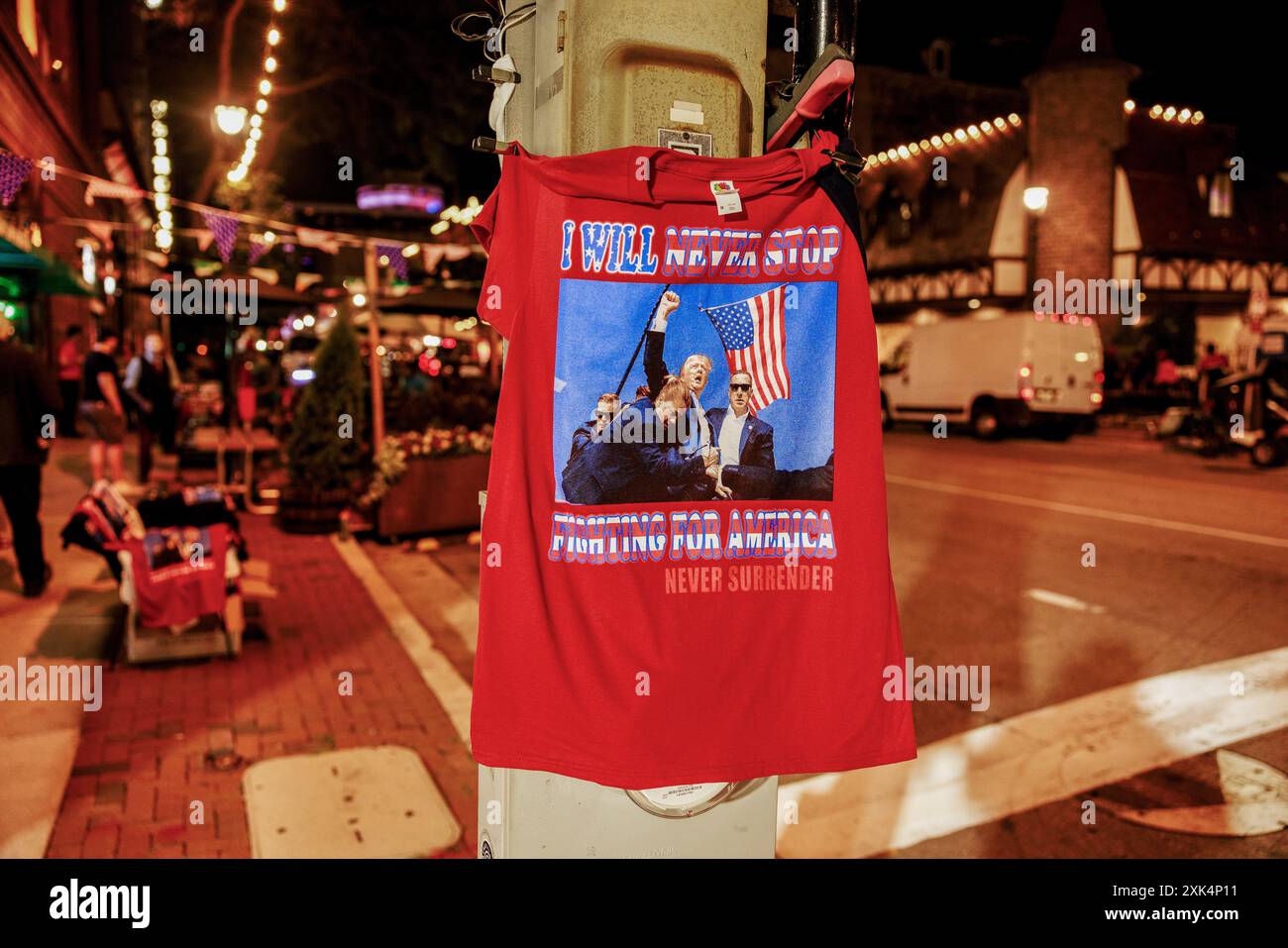 Milwaukee, Wisconsin, USA. Juli 2024. T-Shirts des Attentats des ehemaligen Präsidenten Donald J Trump werden am letzten Tag der Republican National Convention (RNC) am 18. Juli 2024 in Milwaukee, Wisconsin, verkauft. Der Kongress ging trotz des Attentats gegen Trump planmäßig weiter und schloss mit ihm die Annahme der Präsidentschaftskandidaten seiner Partei ab. (Credit Image: © Jeremy Hogan/SOPA Images via ZUMA Press Wire) NUR REDAKTIONELLE VERWENDUNG! Nicht für kommerzielle ZWECKE! Stockfoto