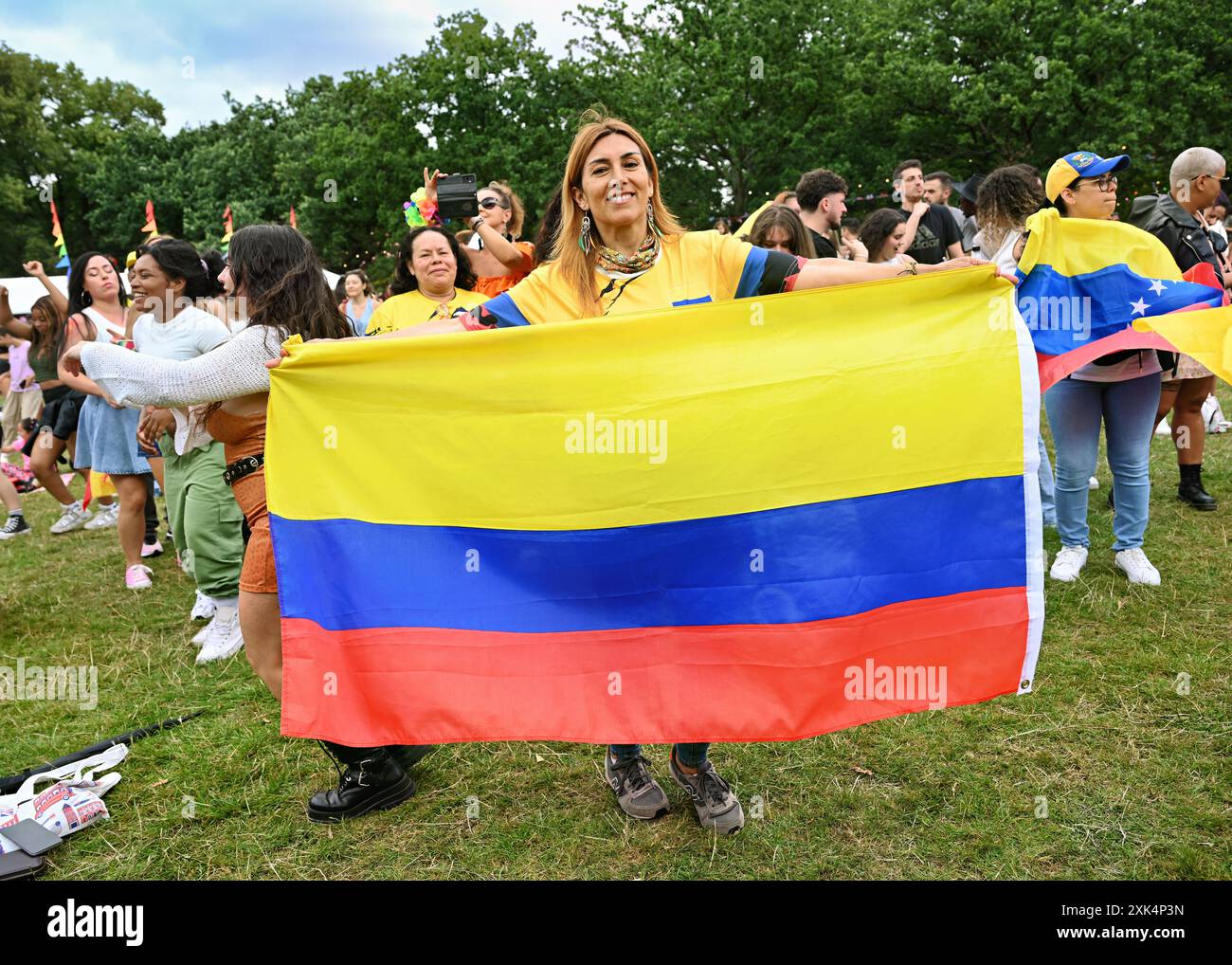 LONDON, ENGLAND - 20. JULI 2024: Kolumbien Unabhängigkeitstag in der lateinischen Gemeinschaft aus vielen lateinischen Nationen schließen sich im Latino Life in the Park 2024 zusammen, um auch die kolumbianische Feier anlässlich der 214-jährigen Unabhängigkeit von Spanien im Walpole Park, Mattock Lane, London, Großbritannien, zu feiern. Quelle: Siehe Li/Picture Capital/Alamy Live News Stockfoto