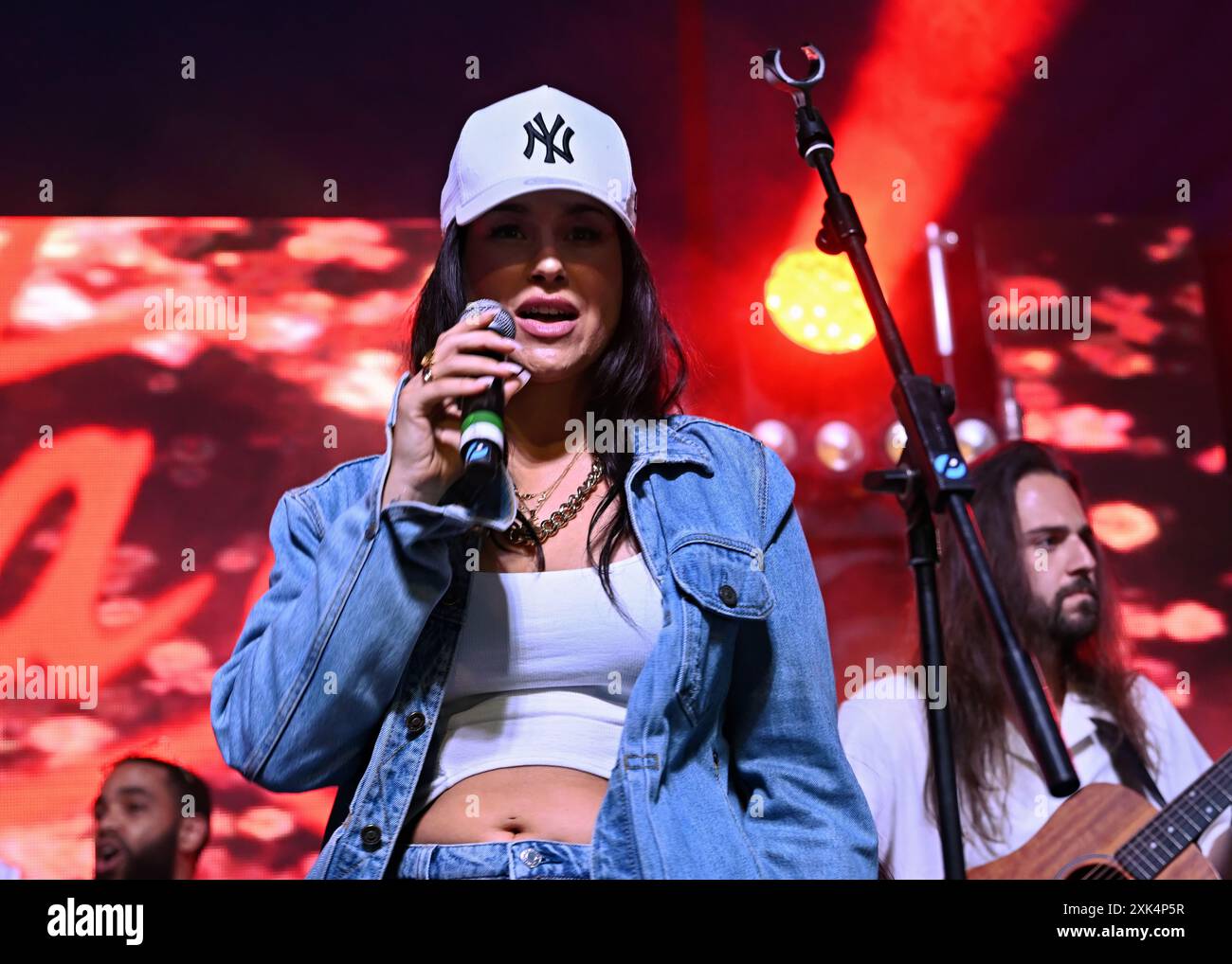 LONDON, ENGLAND – 20. JULI 2024: Desta French, geboren in Großbritannien, mit Stolz auf ihre kolumbianischen Wurzeln, tritt beim Colombia Independence Day im Latino Life in the Park 2024 im Walpole Park, Mattock Lane, London, UK auf. Quelle: Siehe Li/Picture Capital/Alamy Live News Stockfoto