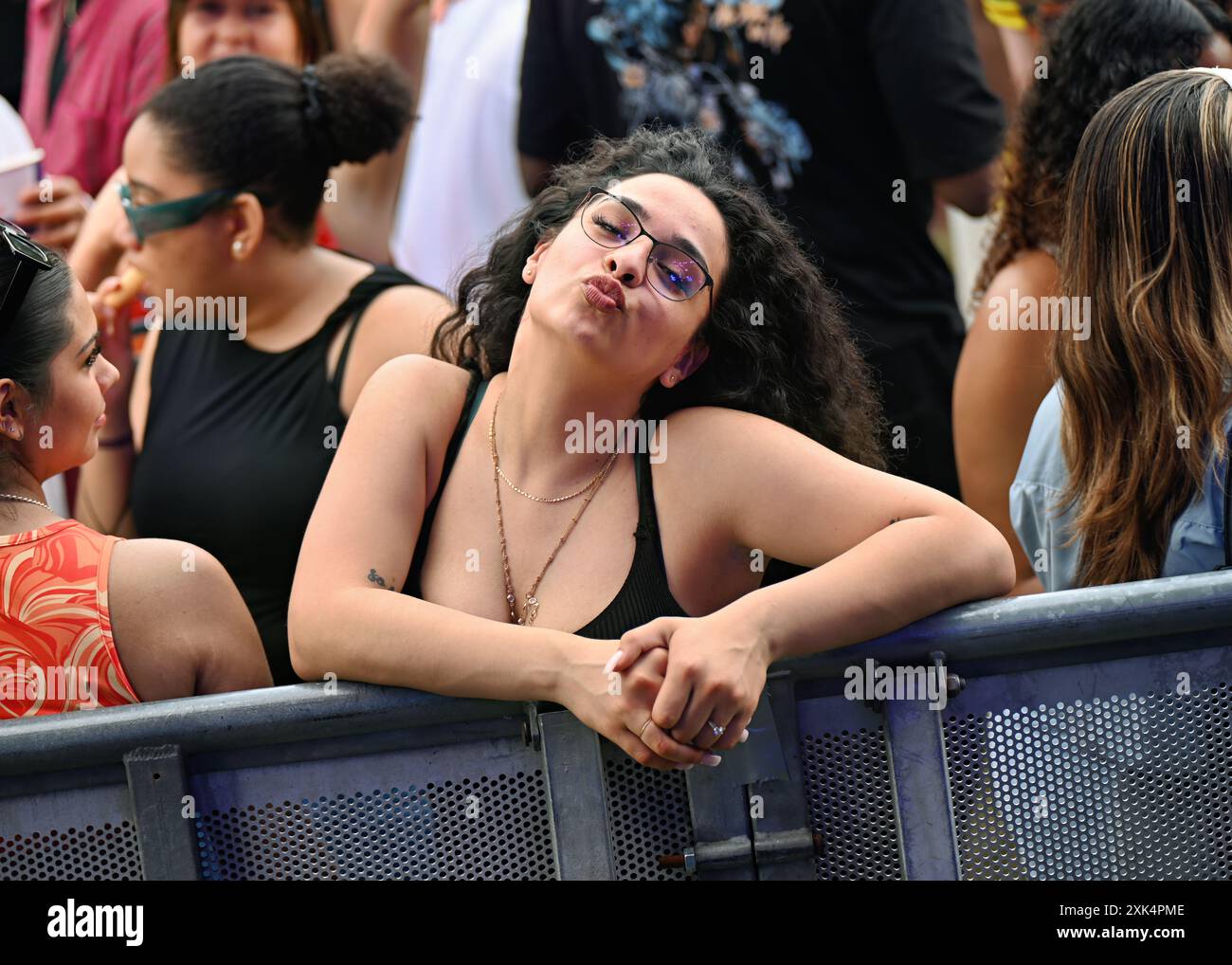 LONDON, ENGLAND - 20. JULI 2024: Tausende aus der lateinischen Gemeinschaft aus vielen lateinischen Nationen schließen sich bei Latino Life in the Park 2024 zusammen, um die kolumbianische Feier anlässlich der 214-jährigen Unabhängigkeit von Spanien im Walpole Park, Mattock Lane, London, Großbritannien, zu feiern. Quelle: Siehe Li/Picture Capital/Alamy Live News Stockfoto