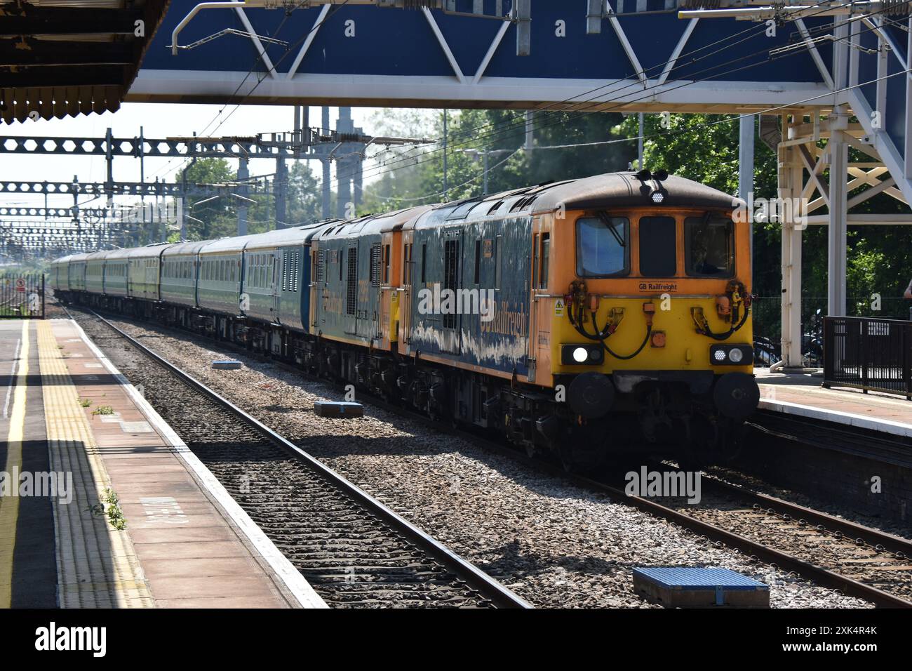 Elektrodiesellokomotiven der Baureihe 73 am Bahnhof Tilehurst am 10. Juni 2023 Stockfoto