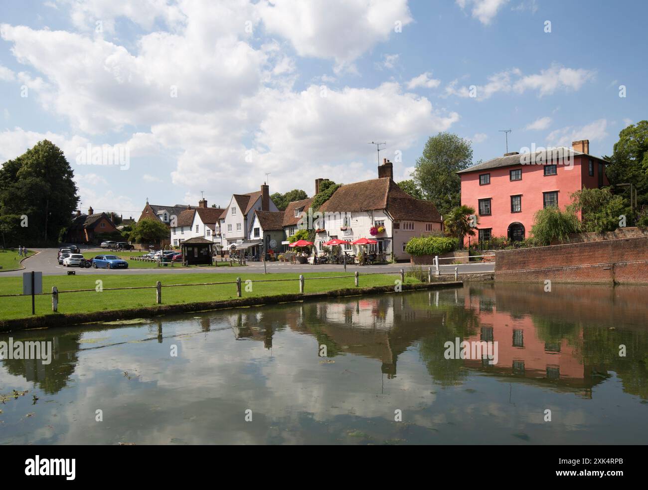 Das Fox Public House Restaurant Duck Pond und Village Green Finchingfield Essex Stockfoto