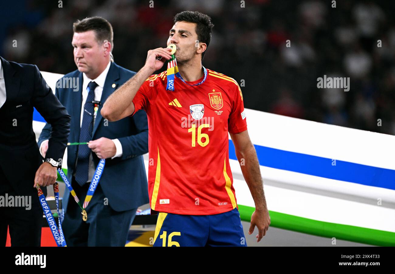 Fussball, Europameisterschaft, EURO 2024, Finale, Olympiastadion Berlin: Spanien - England 2:1; Rodri (SPA) kŸsst die Medaille. Jubel, Freude, Aktion. Stockfoto