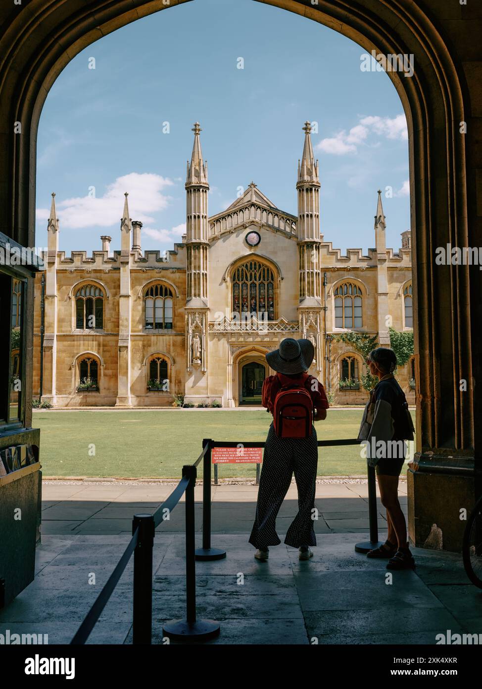 Sommertouristen erkunden Corpus Christi College, Cambridge, Cambridgeshire England UK - University of Cambridge Sommertourismus Stockfoto