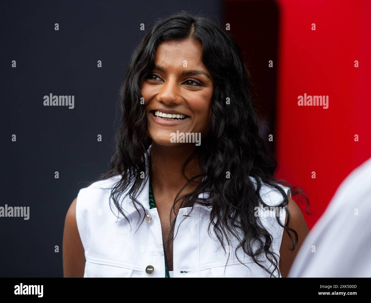 Simone Ashley (Schauspielerin, Großbritannien) bei Dreharbeiten zum Apple Movie F1 Kinofilm Apex, HUN, Formel 1 Weltmeisterschaft, Grand Prix von Ungarn, Hungaroring, Raceday, Ankunft der Fahrer, 21.07.2024 Foto: Eibner-Pressefoto/Michael Memmler Stockfoto