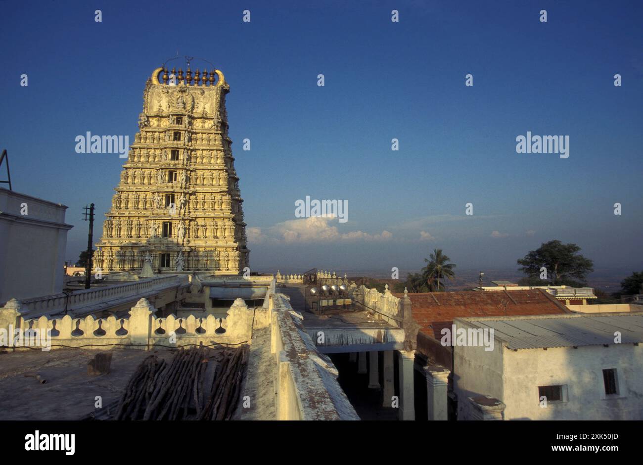 Der Chamundeshwari-Tempel in der Stadt Mysore in der Provinz Karnataka in Indien. Indien, Mysore, März 1998 Stockfoto