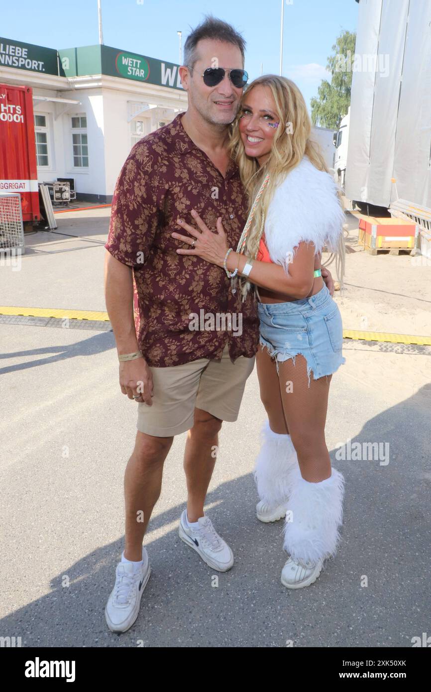 90er Jahre Super Show, Horner Rennbahn Hamburg Loona Marie-JosÃ van der Kolk, Mark van der Waal, 90er Jahre Super Show, Horner Rennbahn Hamburg, 20.07.2024 *** 90er Super Show, Horner Rennbahn Hamburg Loona Marie JosÃ van der Kolk , Mark van der Waal, 90er Super Show, Horner Rennbahn Hamburg, 20 07 2024 Copyright: xEventpressxBecherx Stockfoto